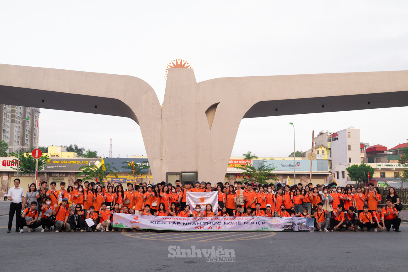Giảng viên và các tân sinh viên K18 Khoa Du lịch khởi đầu hành trình kiến tập tại Trường Đại học Đại Nam. Giảng viên và các tân sinh viên K18 Khoa Du lịch khởi đầu hành trình kiến tập tại Trường Đại học Đại Nam.