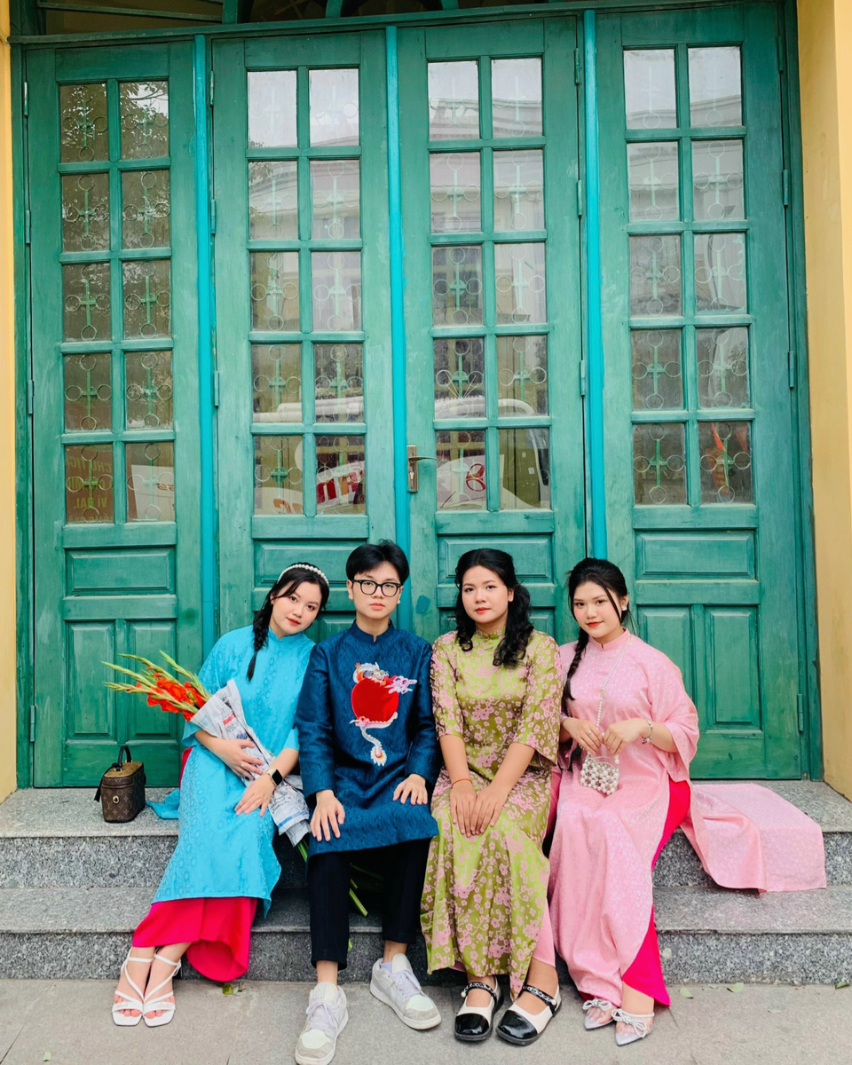 Nhóm bạn Xuân Thuỳ, Hoàng Anh, Mai Phương và Phương Mai tại Bưu điện Trung tâm.