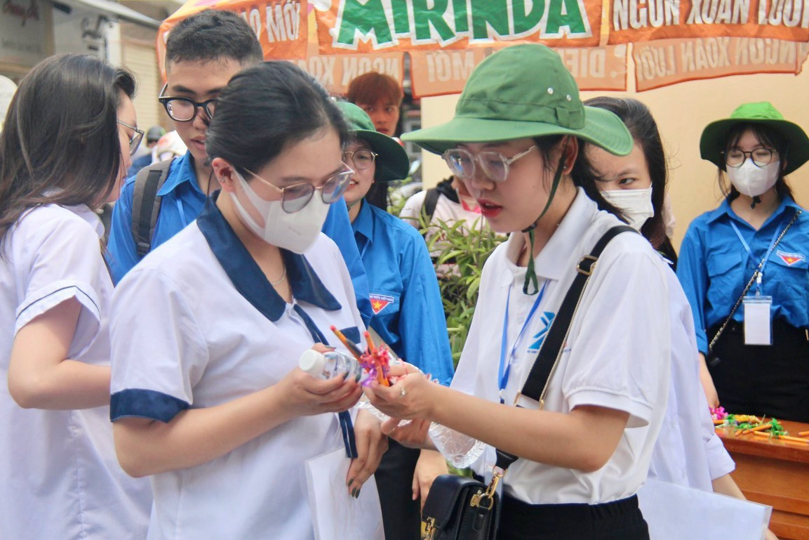 Hải Anh tham gia tình nguyện tại chương trình Tiếp sức mùa thi tại trường THPT Trần Nguyên Hãn, thành phố Hải Phòng. Hải Anh tham gia tình nguyện tại chương trình Tiếp sức mùa thi tại trường THPT Trần Nguyên Hãn, thành phố Hải Phòng.