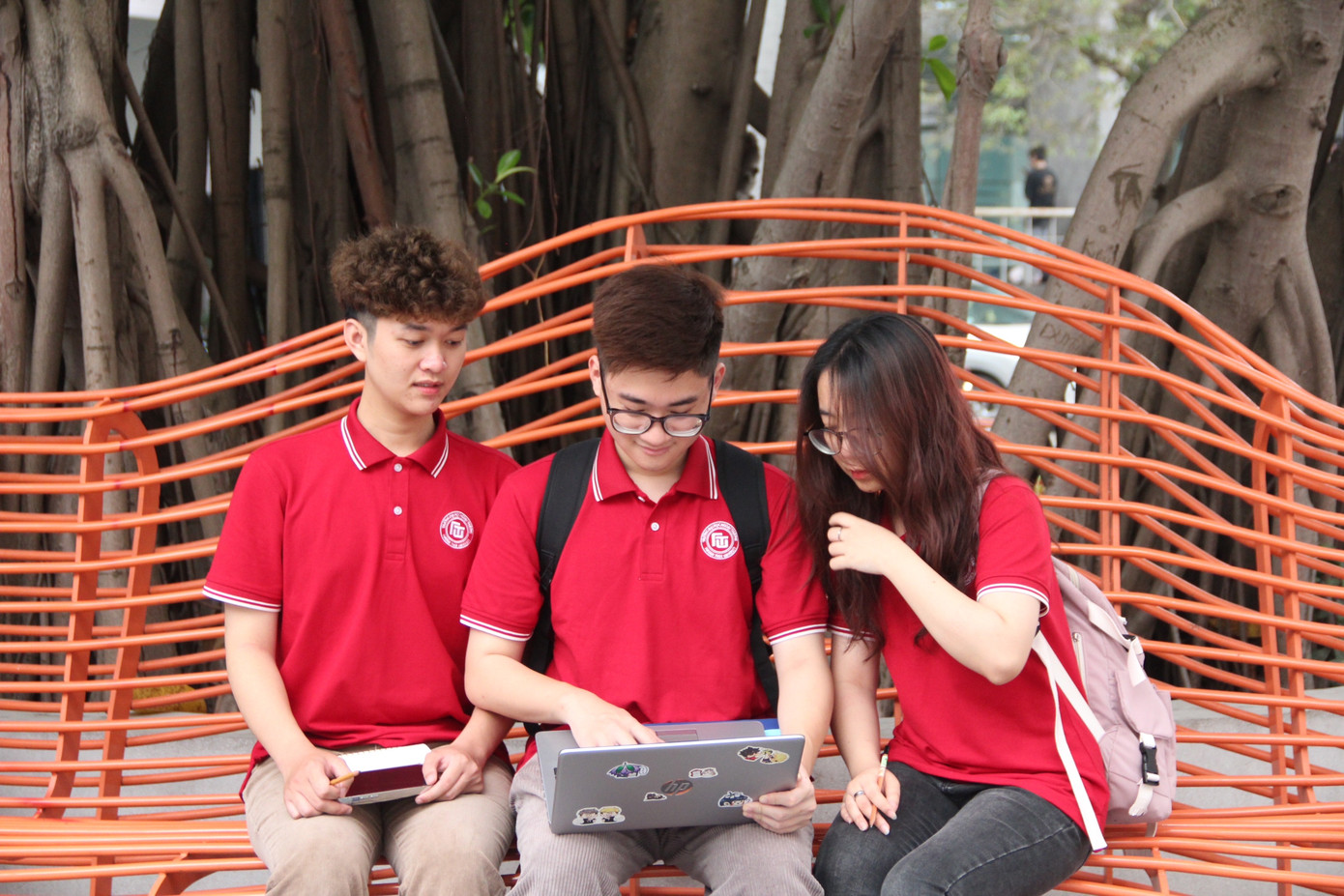 Doãn Kiên và 2 bạn học cùng lớp Quản trị Kinh doanh Quốc tế, Trường Đại học Ngoại thương.