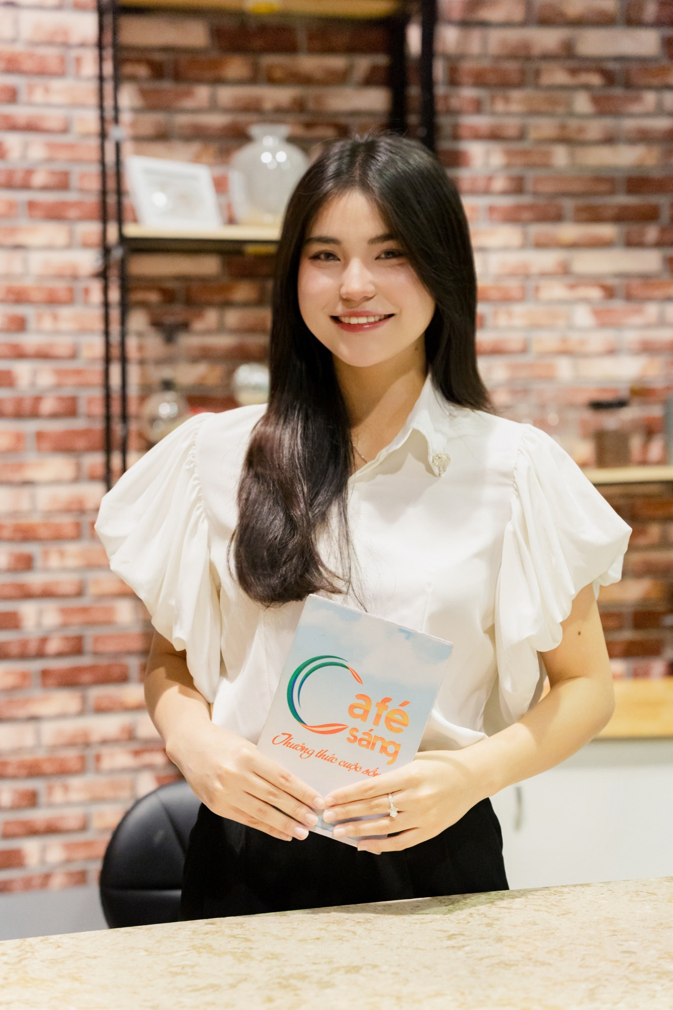 Diễm Quỳnh trải nghiệm vai trò BTV tại Đài truyền hình Việt Nam.