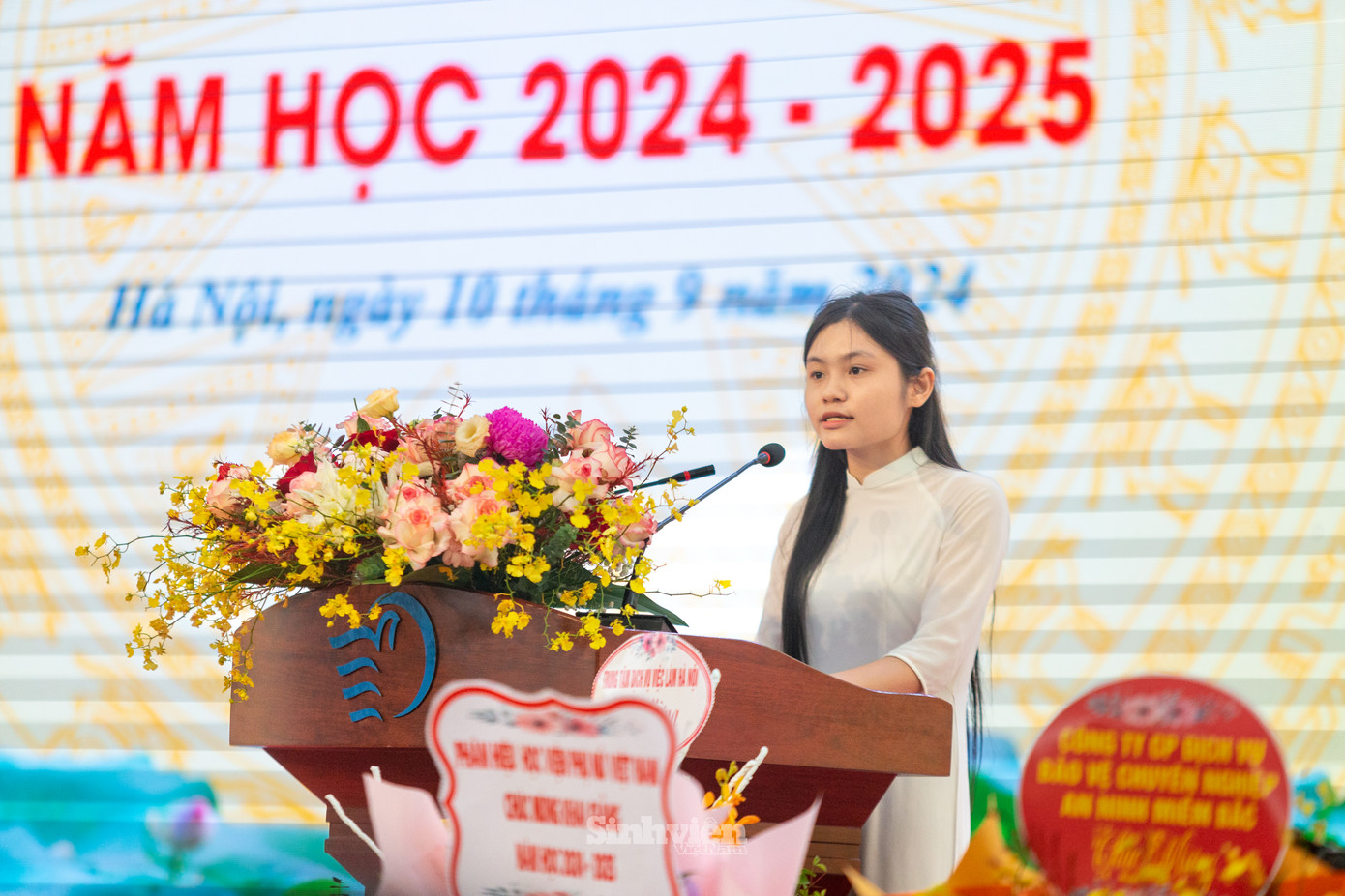 Thủ khoa Nguyễn Thị Huyền Lương đại diện hơn 2000 tân sinh viên chia sẻ tại lễ khai giảng. Thủ khoa Nguyễn Thị Huyền Lương đại diện hơn 2000 tân sinh viên chia sẻ tại lễ khai giảng.