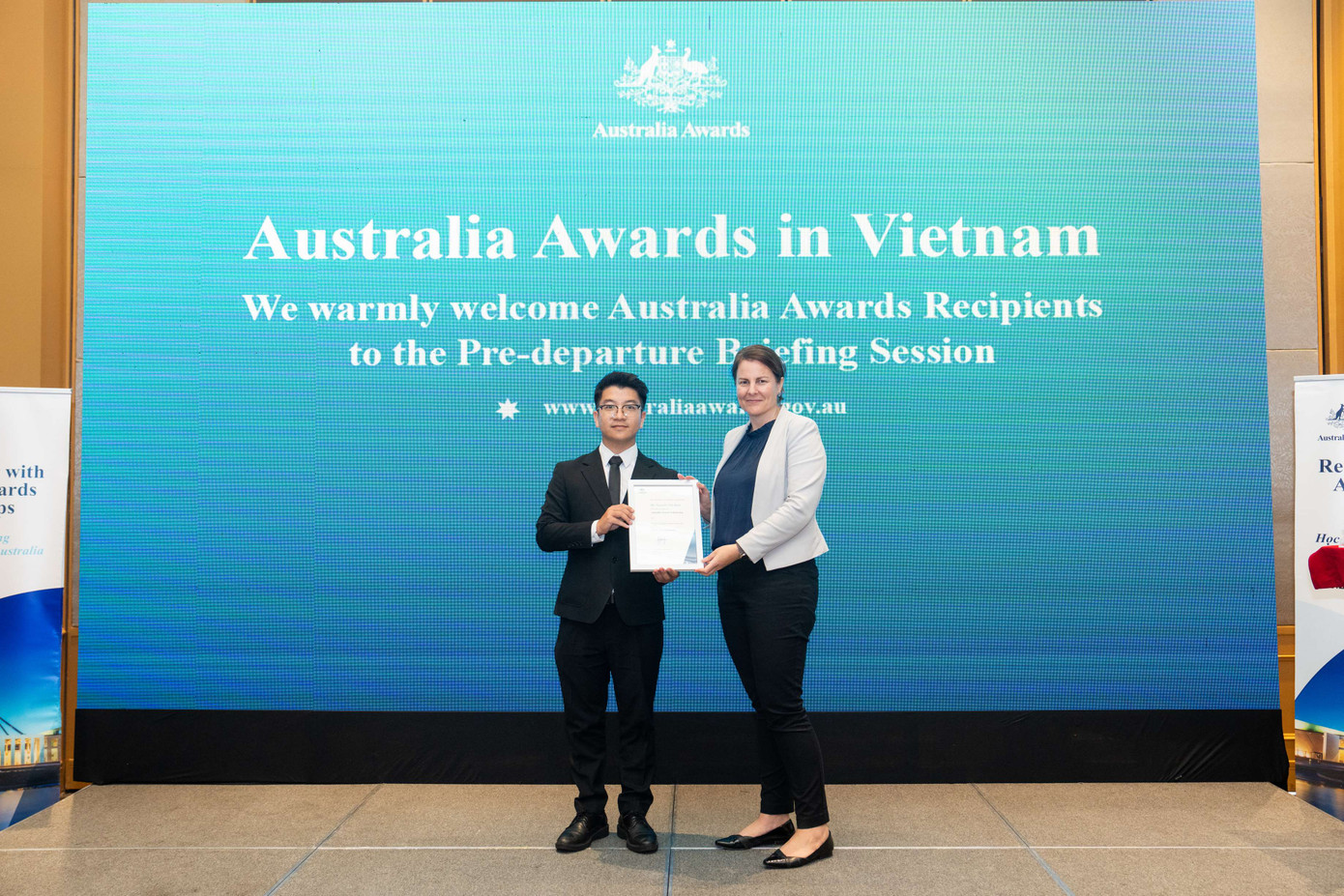 Bách trong ngày được nhận học bổng Chính phủ Úc.