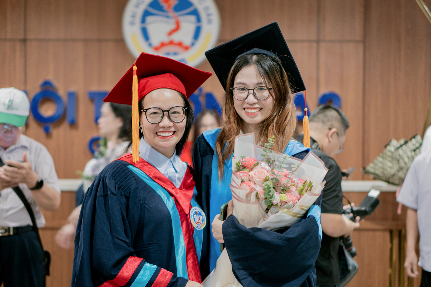 Mỹ Vân chụp ảnh cùng PGS. TS Phạm Thị Huyền - Phó Trưởng khoa Marketing. Mỹ Vân chụp ảnh cùng PGS. TS Phạm Thị Huyền - Phó Trưởng khoa Marketing.