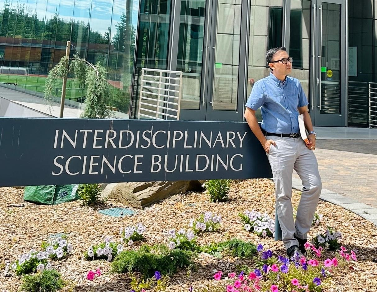 PGS.TS. Nguyễn Việt Khôi chụp ảnh tại Tòa nhà Khoa học liên ngành, Trường Western Washington, Mỹ.
