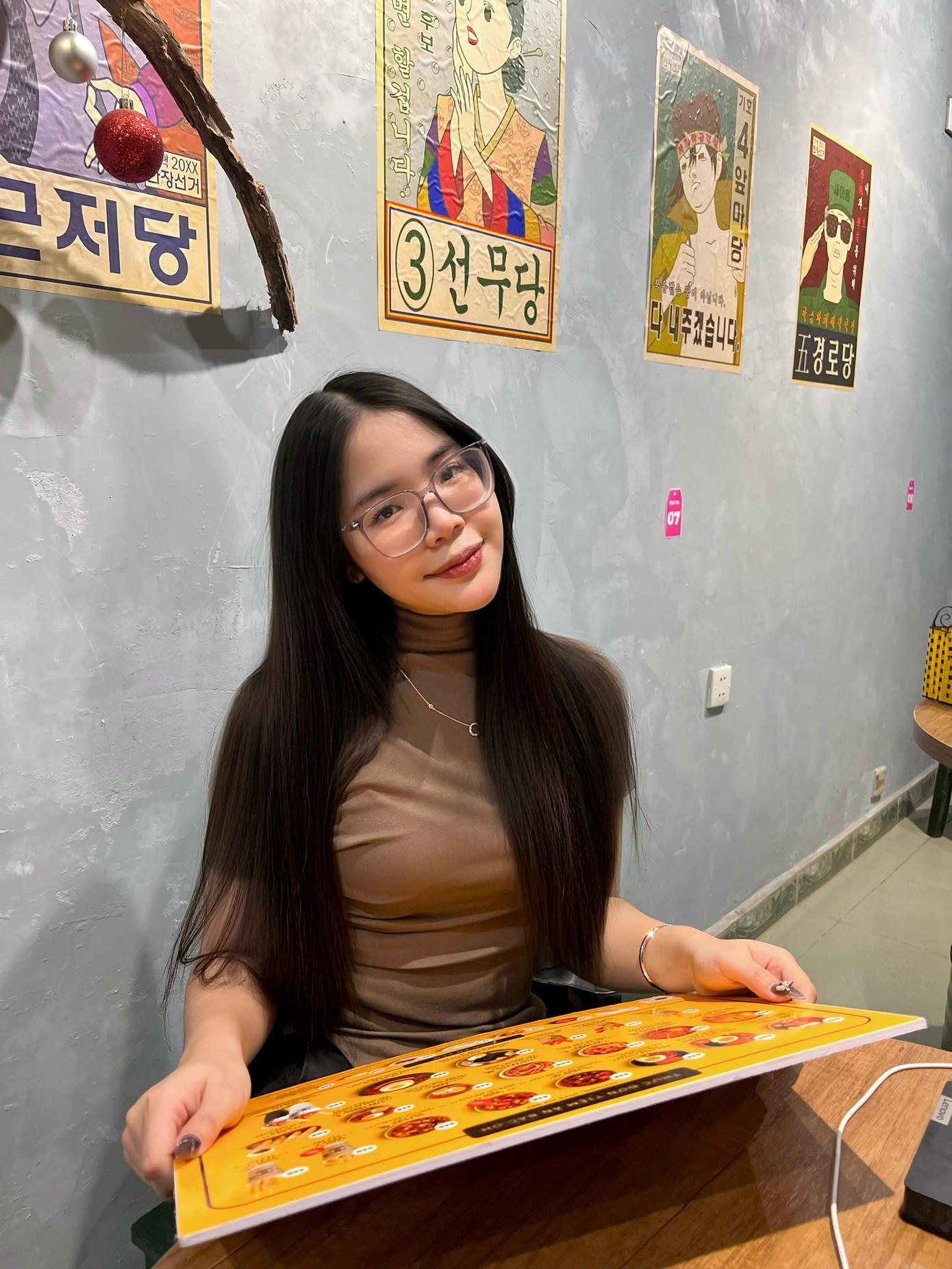 Lê Ngọc Hà cho biết ngồi quán cà phê ôn thi giúp nữ sinh có động lực hơn. Lê Ngọc Hà cho biết ngồi quán cà phê ôn thi giúp nữ sinh có động lực hơn.