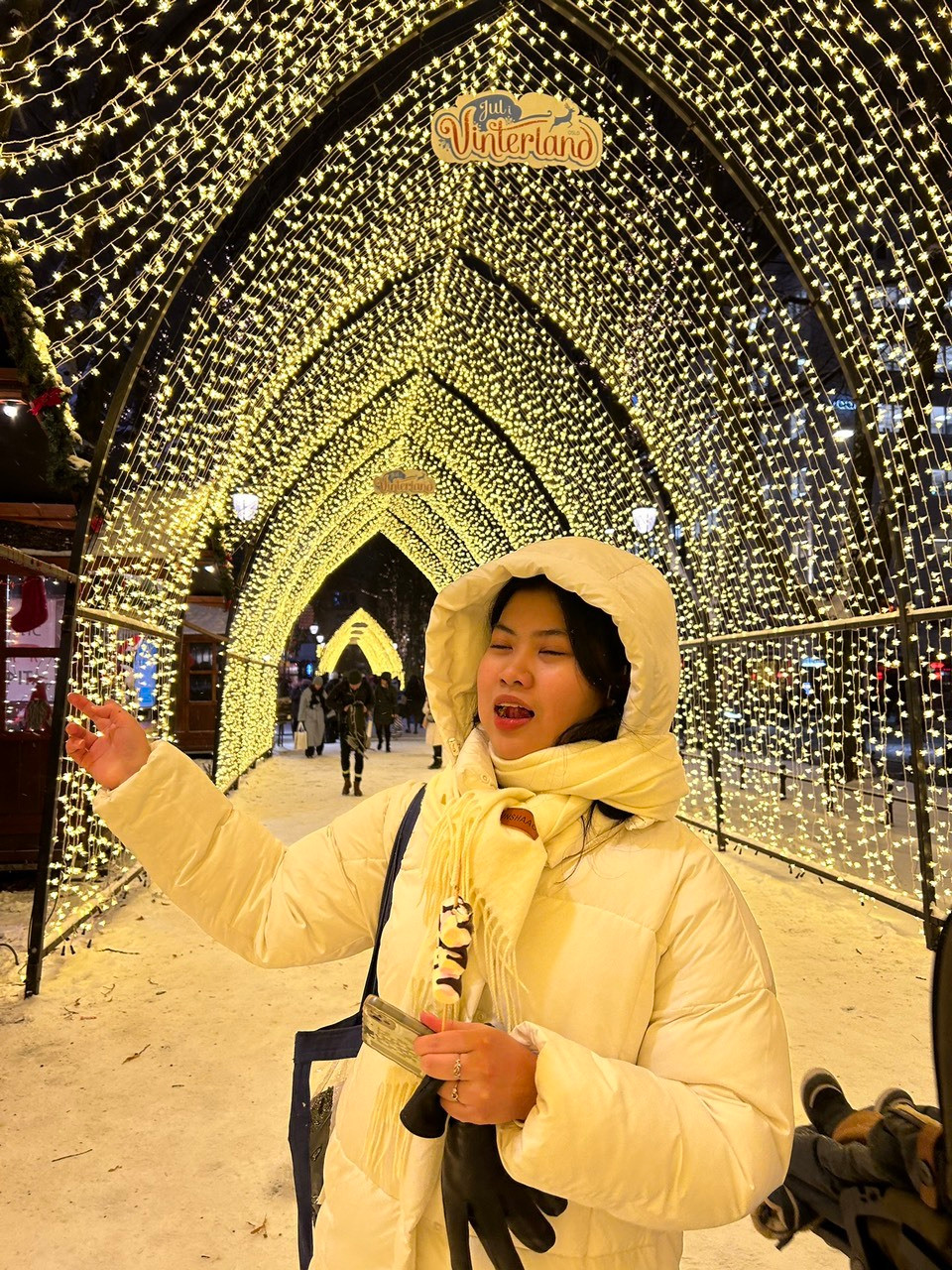 Đến quốc gia khác, Ngọc Anh vẫn giữ được thái độ bình tĩnh và cởi mở của mình.