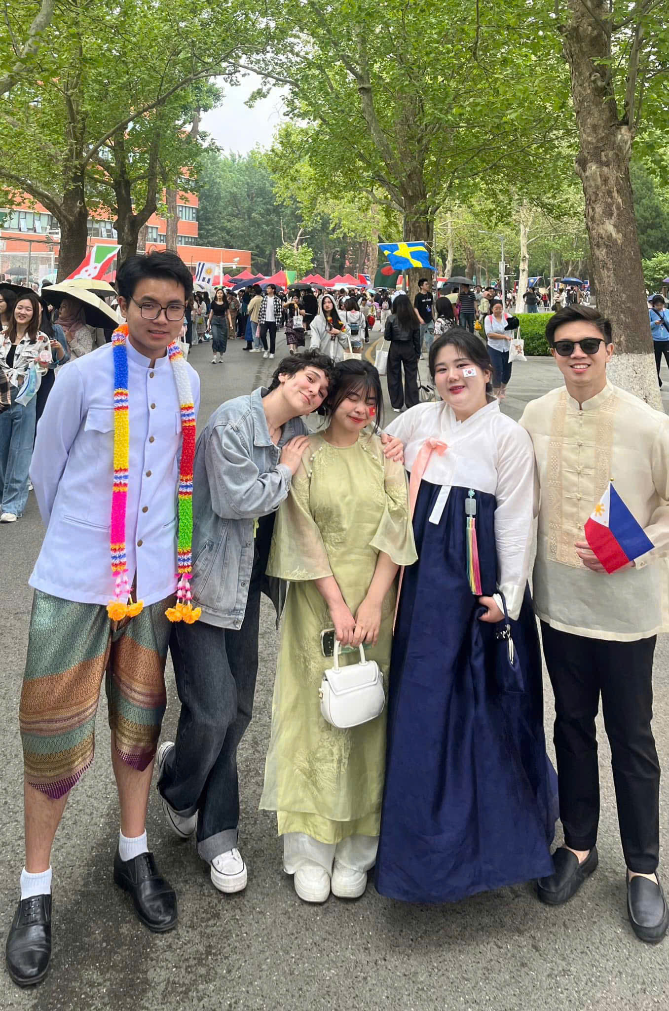 Duyên và các bạn ngoại quốc. Duyên và các bạn ngoại quốc.