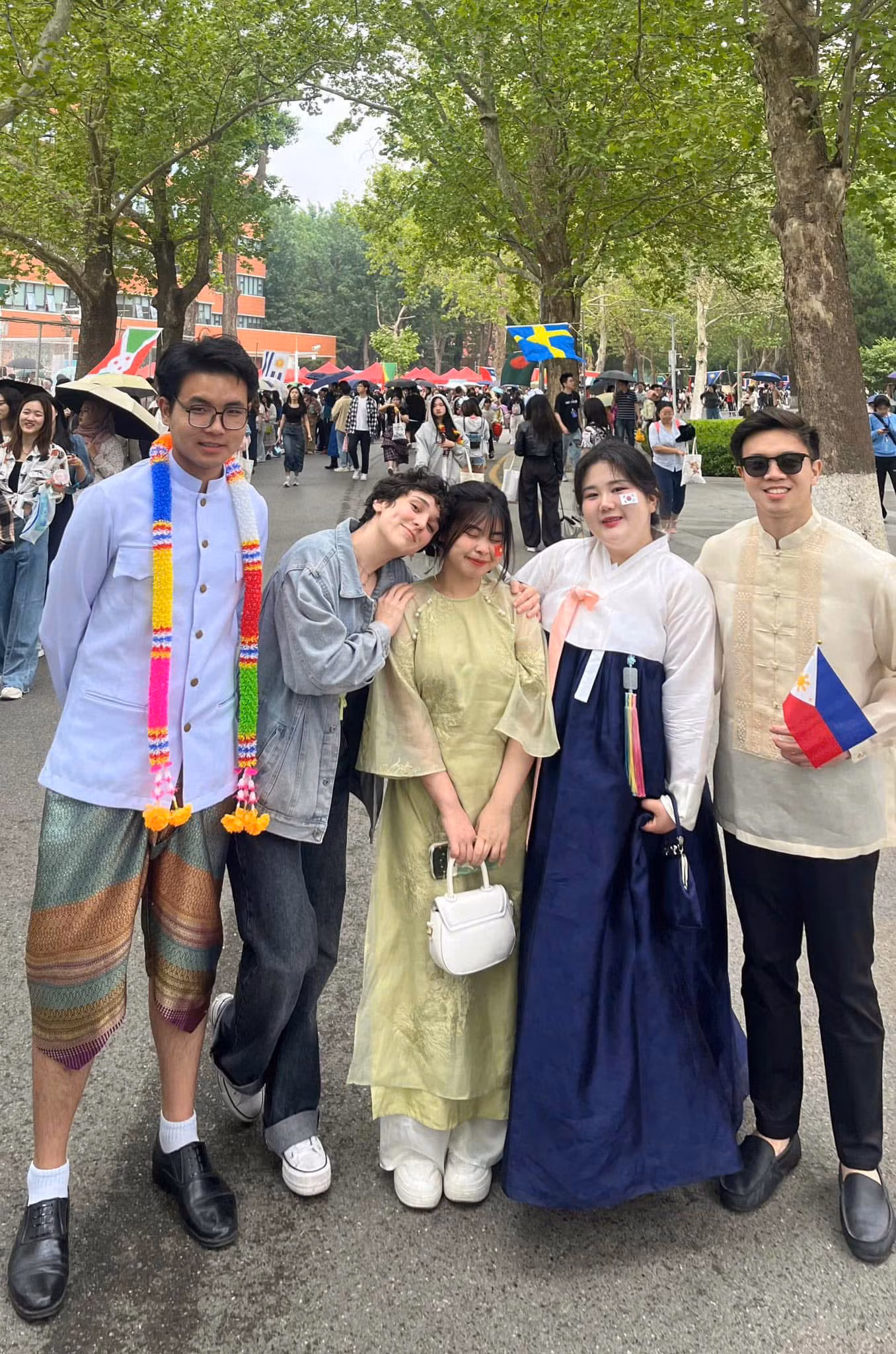 Duyên và các bạn ngoại quốc.