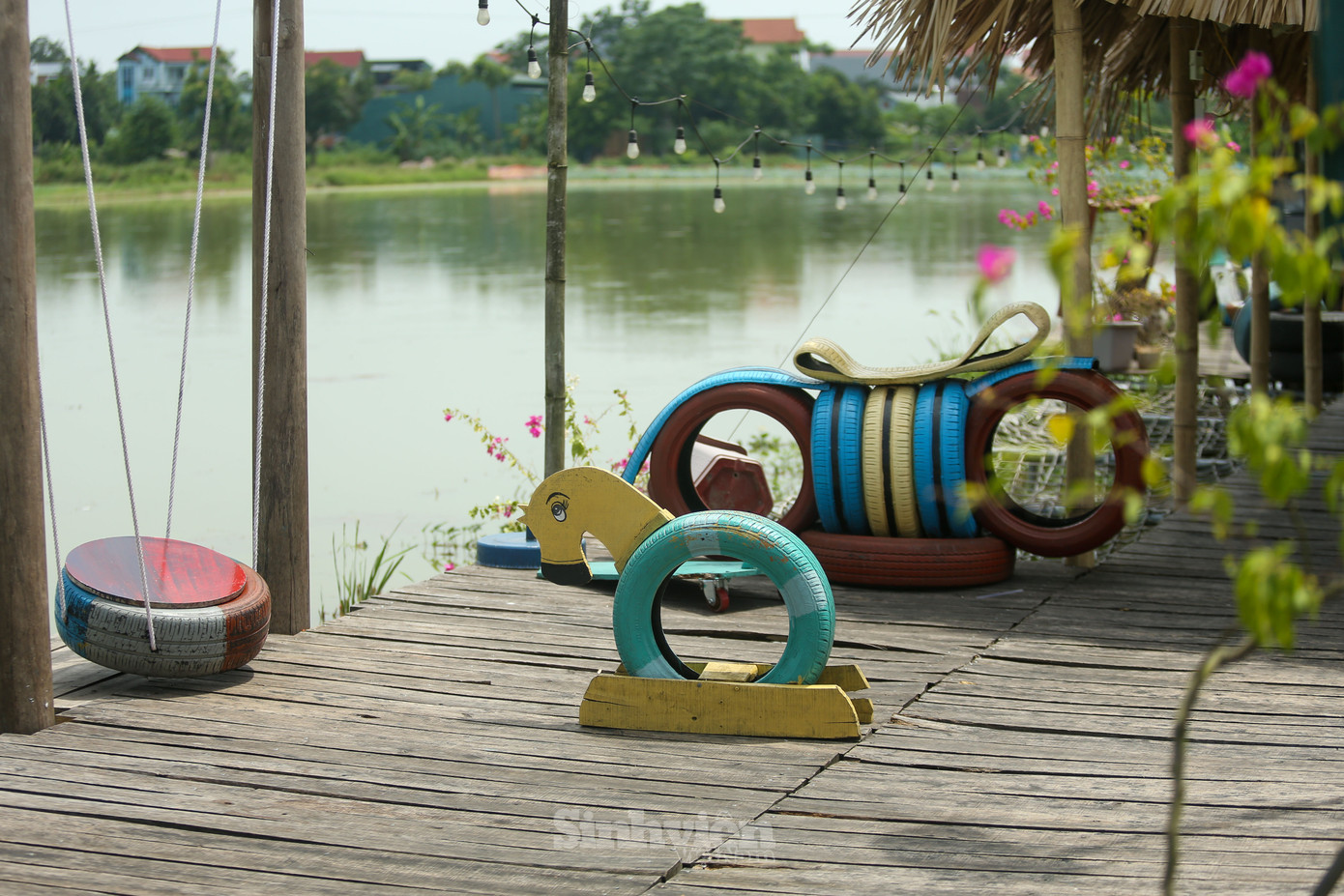 Nằm giữa cánh đồng lúa nước nên buổi tối, không khí tại đây khá thoáng mát.