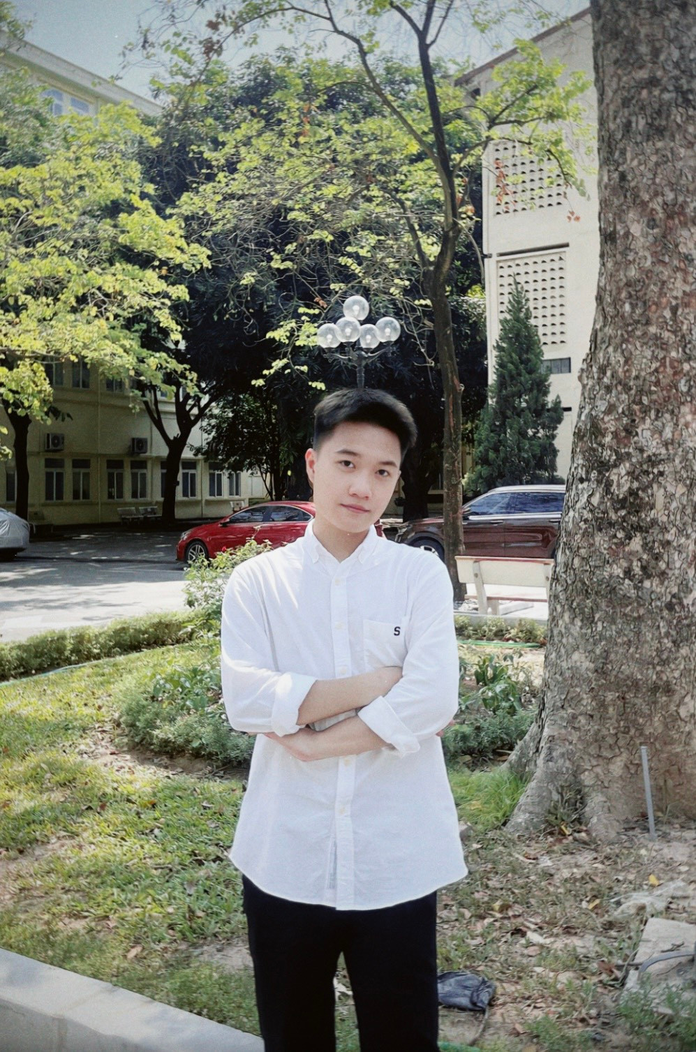 Bùi Mạnh Tiến là cựu sinh viên chuyên ngành Báo in tại Học viện Báo chí và Tuyên truyền.