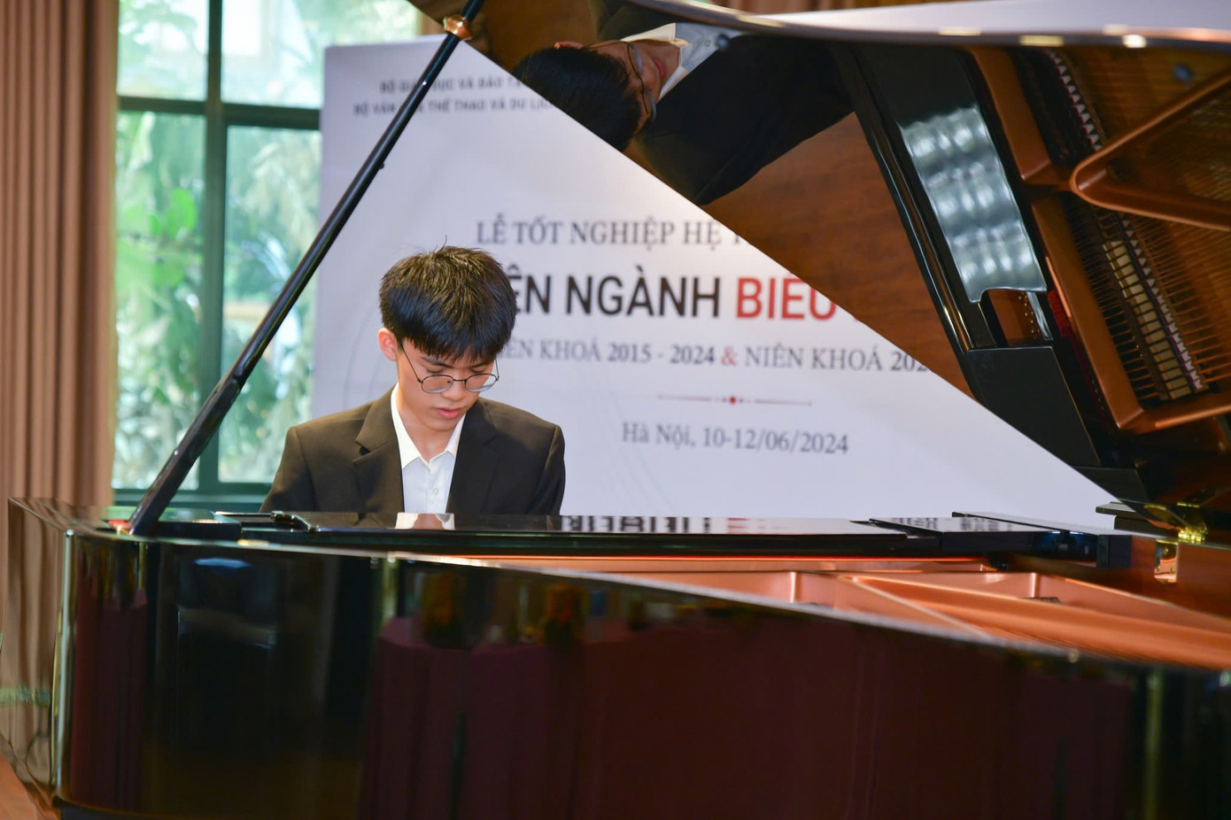 Cùng với việc theo học tại Nhạc viện, Đặng Khánh thường xuyên tham gia các cuộc thi piano cả trong nước và quốc tế, giành được nhiều giải thưởng lớn nhỏ, nổi bật nhất là huy chương Bạc ở Rising Star Piano Competition năm 2022.