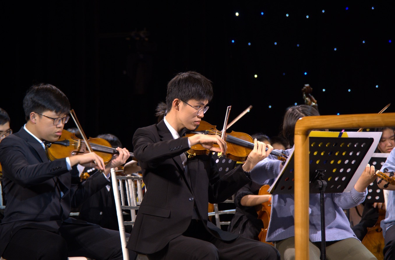 Đặng Khánh chia sẻ bản thân có ít cơ hội chơi trong dàn nhạc với tư cách là nghệ sỹ piano vì tính chất của đàn piano là một nhạc cụ thiên về độc tấu. Tuy nhiên, vì có thể chơi được cả đàn violin, nên hiện tại, Đặng Khánh đang là concertmaster của Dàn nhạc Giao hưởng trẻ Việt Nam - vị trí quan trọng nhất trong dàn nhạc chỉ sau người chỉ huy.