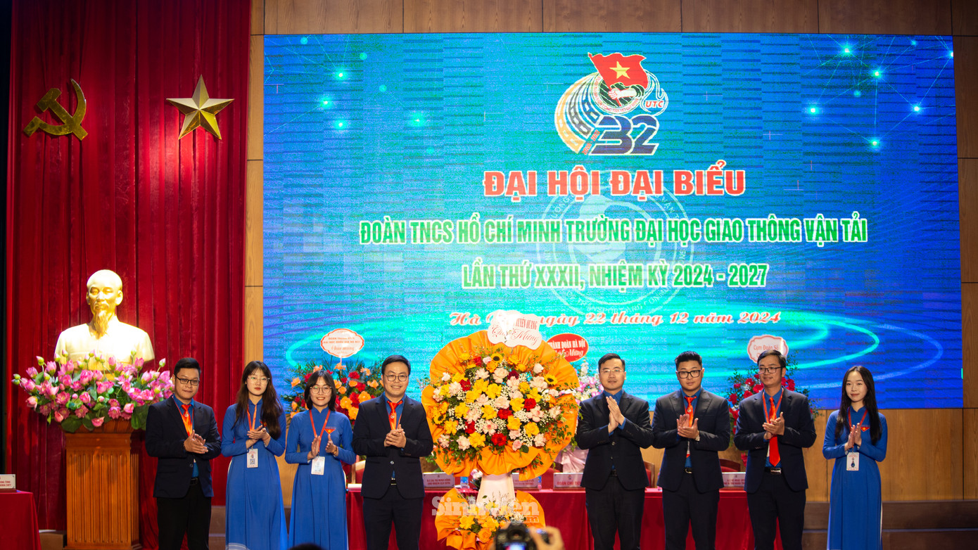 Anh Nguyễn Nhất Linh - Phó Trưởng Ban Tuyên giáo TƯ. Đoàn, Phó Bí thư Tỉnh đoàn Tuyên Quang tặng hoa chúc mừng Đại hội. Anh Nguyễn Nhất Linh - Phó Trưởng Ban Tuyên giáo TƯ. Đoàn, Phó Bí thư Tỉnh đoàn Tuyên Quang tặng hoa chúc mừng Đại hội.