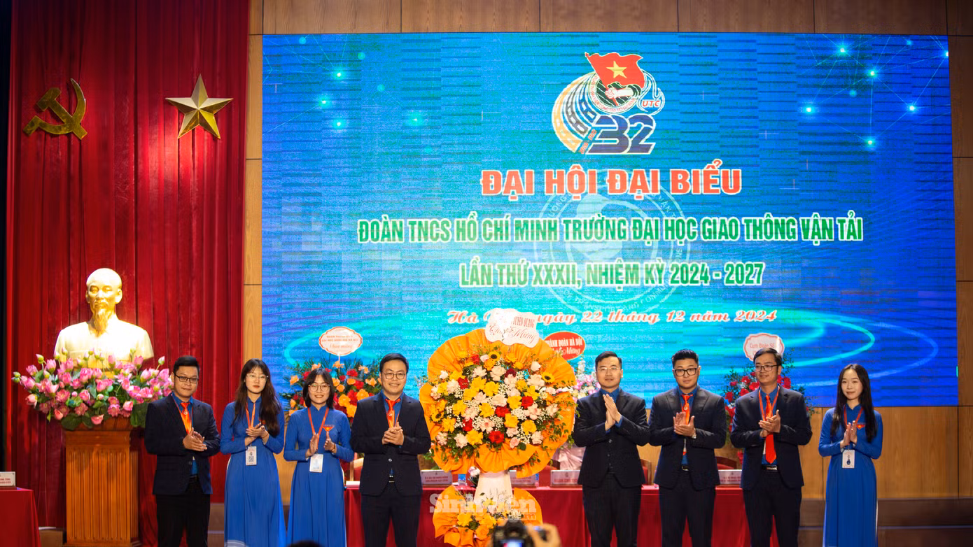 Anh Nguyễn Nhất Linh - Phó Trưởng Ban Tuyên giáo TƯ. Đoàn, Phó Bí thư Tỉnh đoàn Tuyên Quang tặng hoa chúc mừng Đại hội.