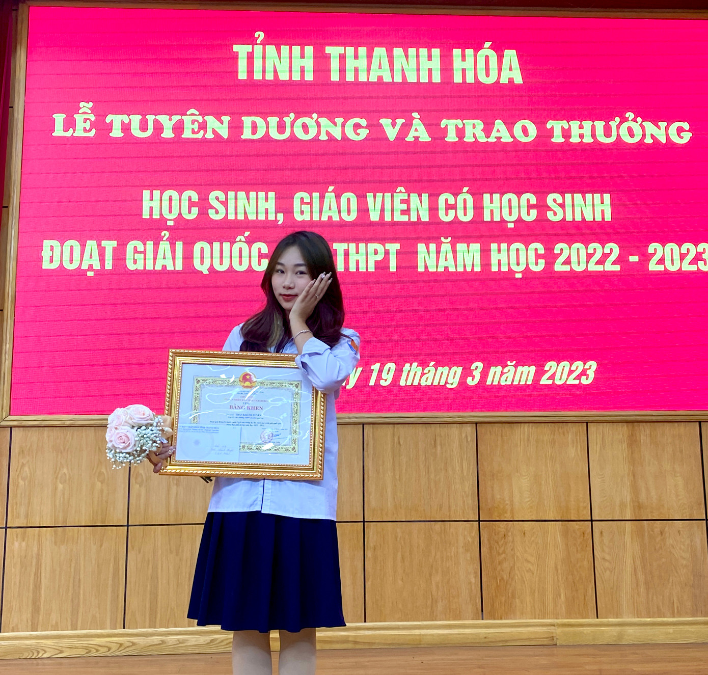 Khánh Huyền nhận khen thưởng khi đoạt giải Học sinh giỏi Quốc gia.