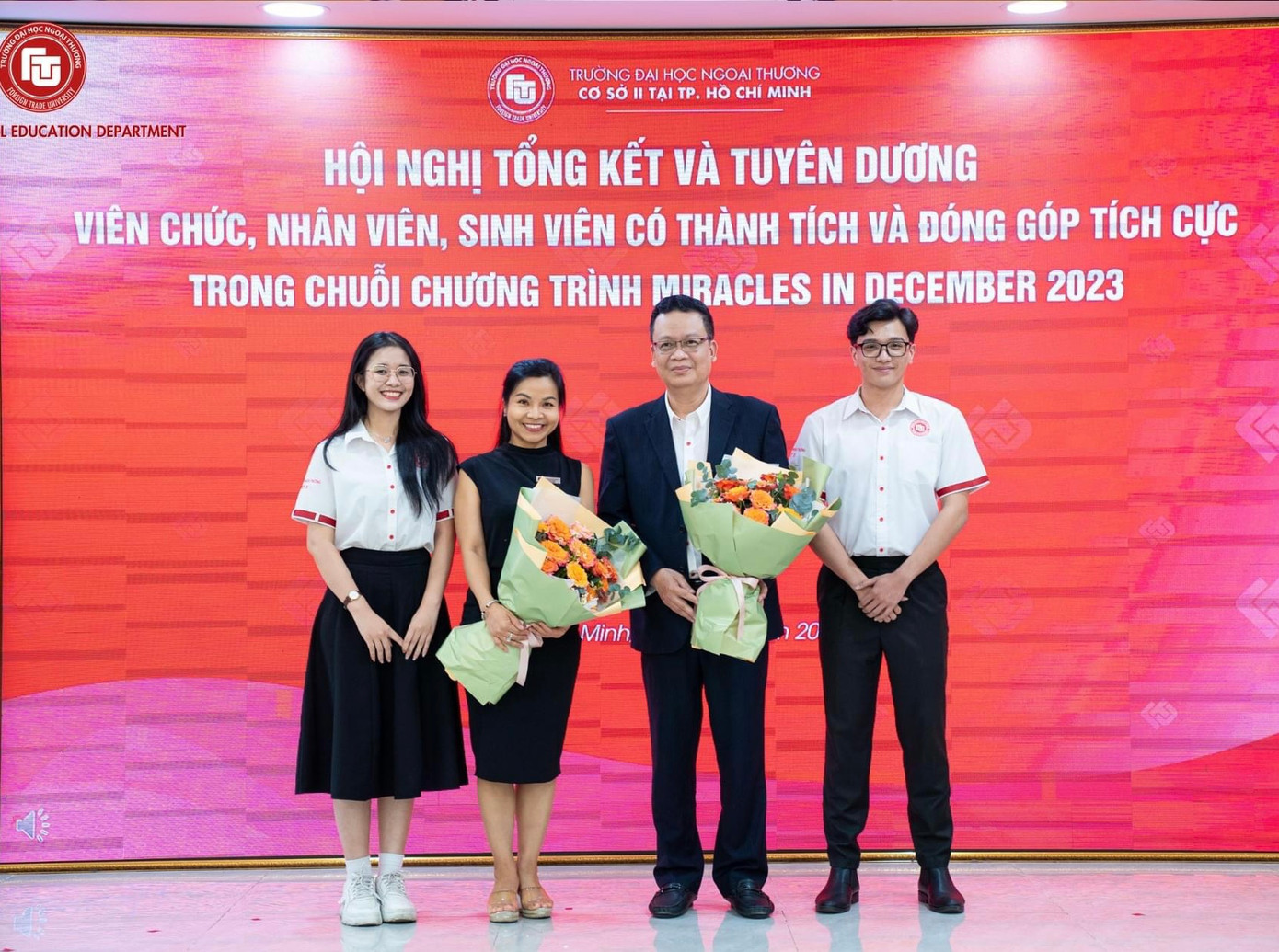 Thanh Thảo (ngoài cùng bên trái) được tham dự và trao thưởng tuyên dương sinh viên có thành tích xuất sắc trong hoạt động.