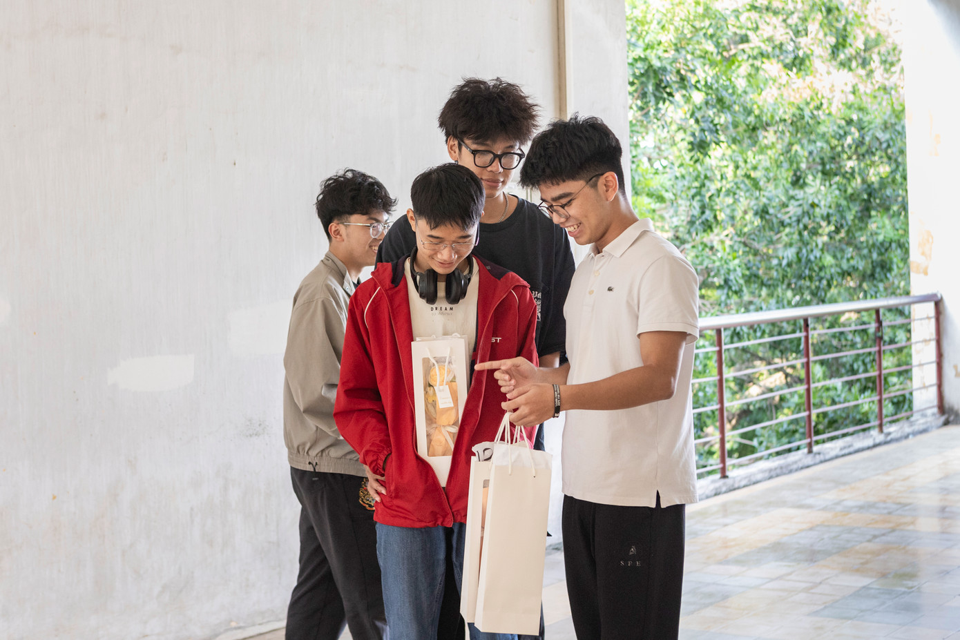 Các bạn nam ngành Kỹ thuật Điện tử - Viễn thông, Đại học Bách khoa Hà Nội chuẩn bị món quà dành tặng 3 bạn nữ 'hiếm hoi' của lớp.