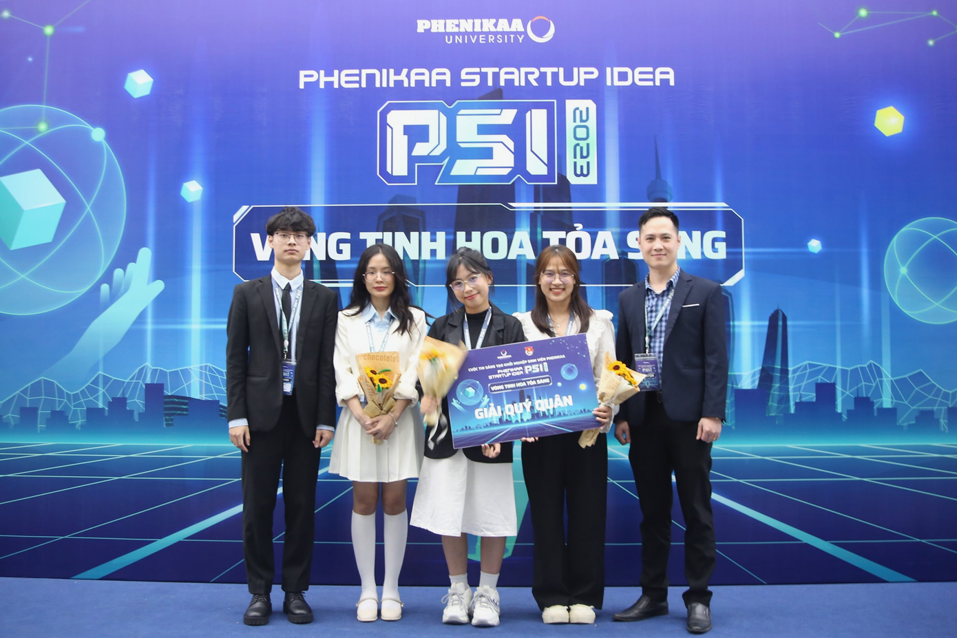 Giảng viên hướng dẫn, Thạc sĩ Đào Tô Hiệu (ngoài cùng bên phải) và thành viên nhóm Pulse Guard. Giảng viên hướng dẫn, Thạc sĩ Đào Tô Hiệu (ngoài cùng bên phải) và thành viên nhóm Pulse Guard.