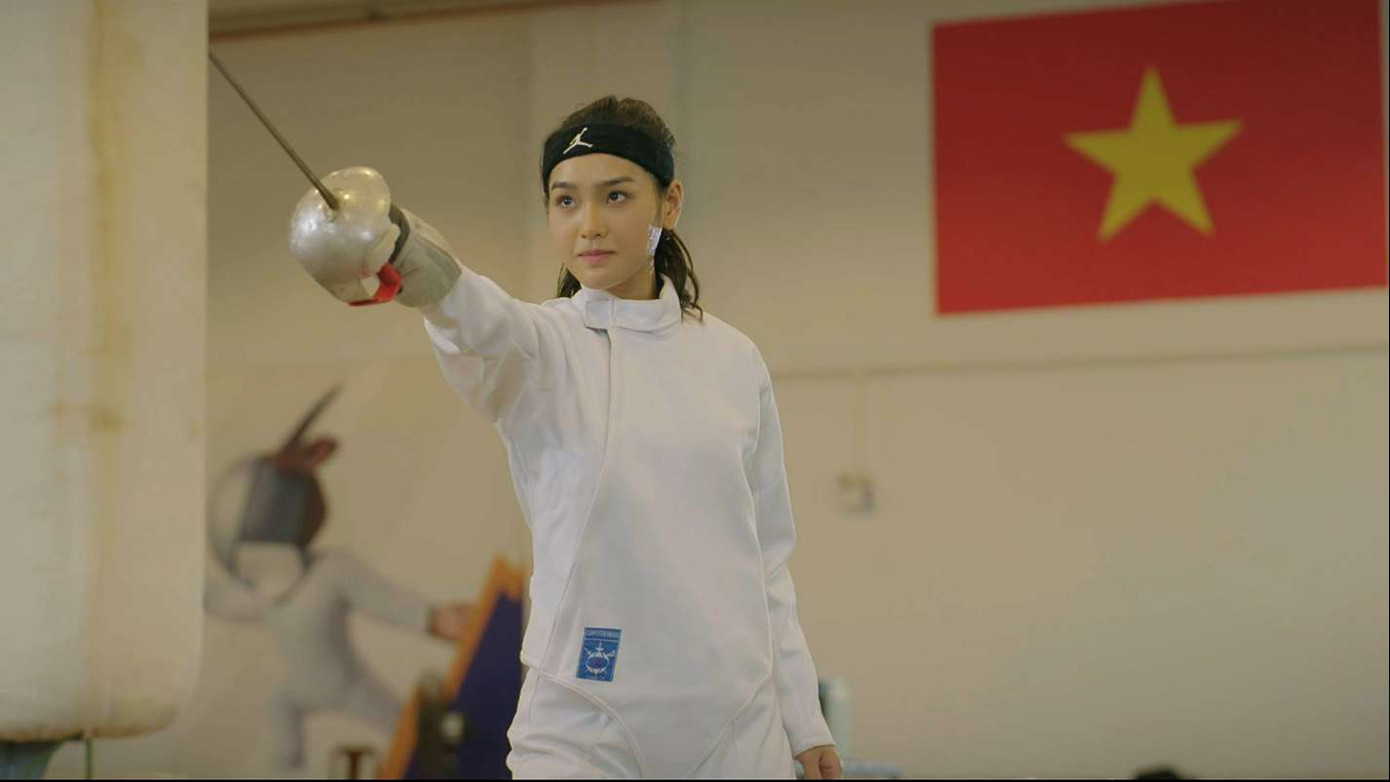 Cù Thị Trà trong vai Đông – vận động viên đấu kiếm.