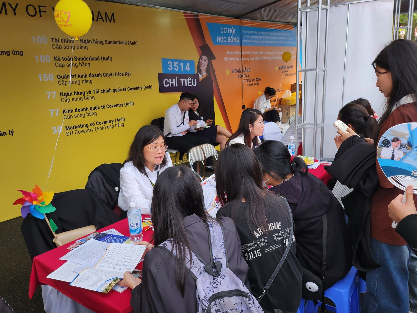 Thí sinh được thầy cô và các bạn sinh viên hướng dẫn nhiệt tình. (Ảnh: Hiếu Nguyễn)