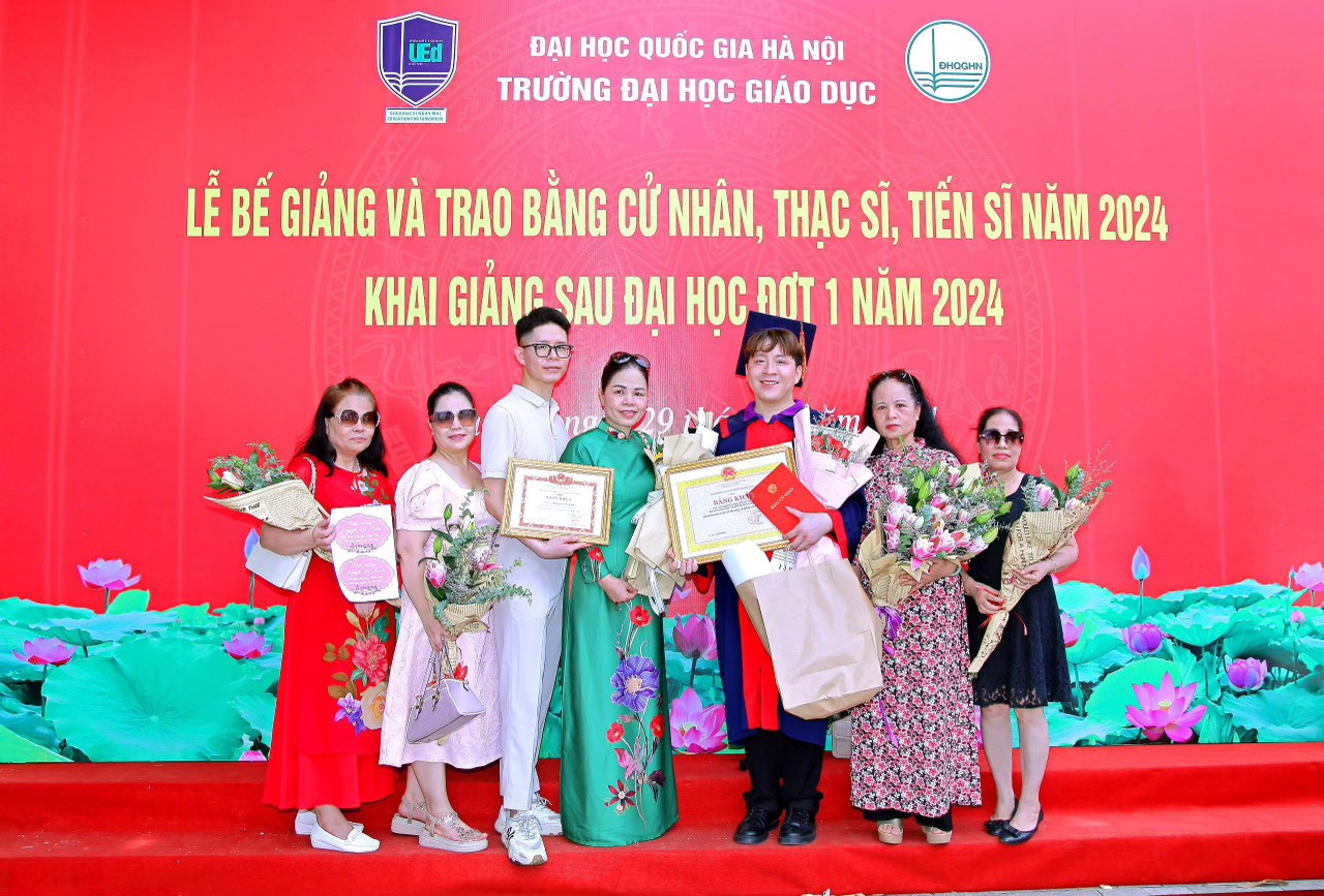 Lễ Bế giảng và trao bằng cử nhân của Thủ khoa Nguyễn Vũ Linh cùng bạn bè.