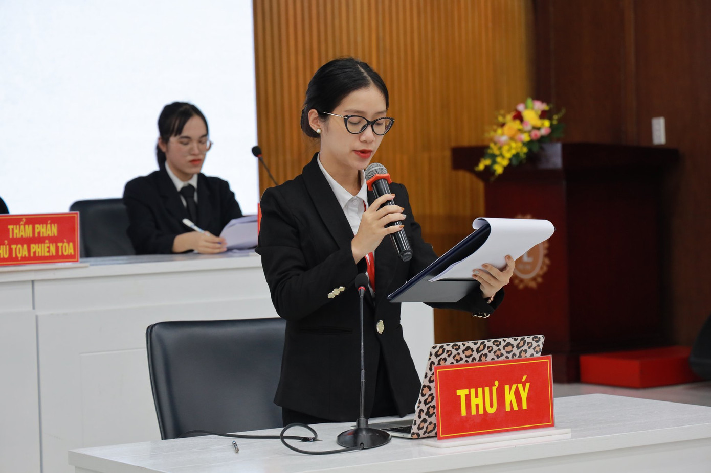 Thu Thảo là Thư ký phiên tòa giả định được tổ chức tại Trường Đại học Luật TP. Hồ Chí Minh. Thu Thảo là Thư ký phiên tòa giả định được tổ chức tại Trường Đại học Luật TP. Hồ Chí Minh.