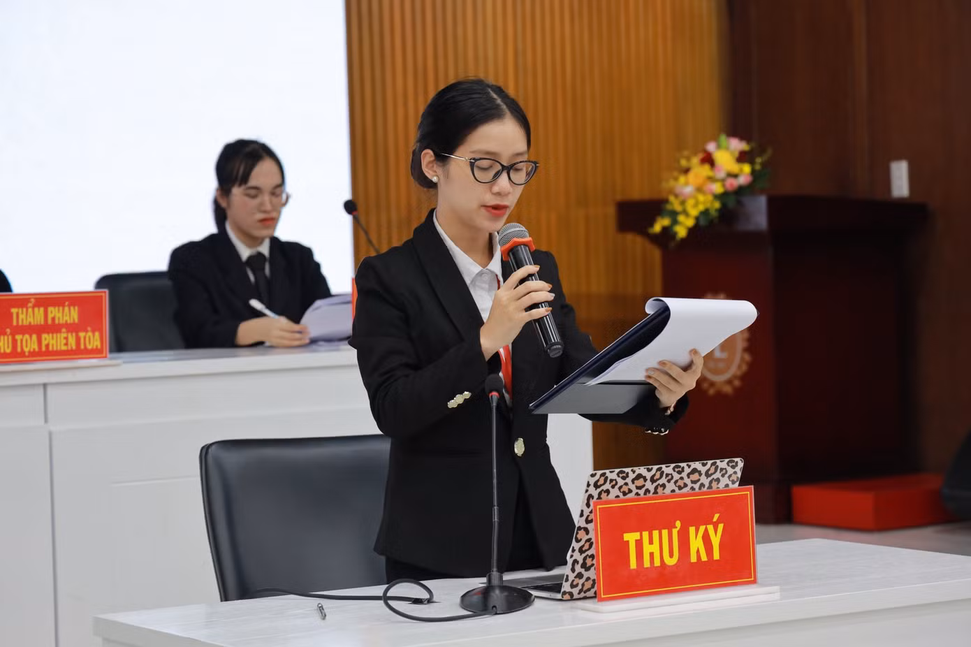 Thu Thảo là Thư ký phiên tòa giả định được tổ chức tại Trường Đại học Luật TP. Hồ Chí Minh.