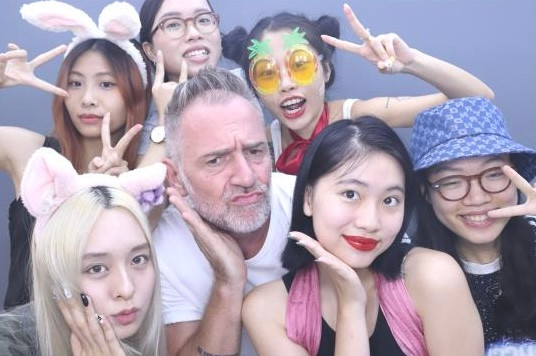 Linh Trang chụp ảnh cùng thầy giáo và các bạn sinh viên tại trường đại học. Linh Trang chụp ảnh cùng thầy giáo và các bạn sinh viên tại trường đại học.