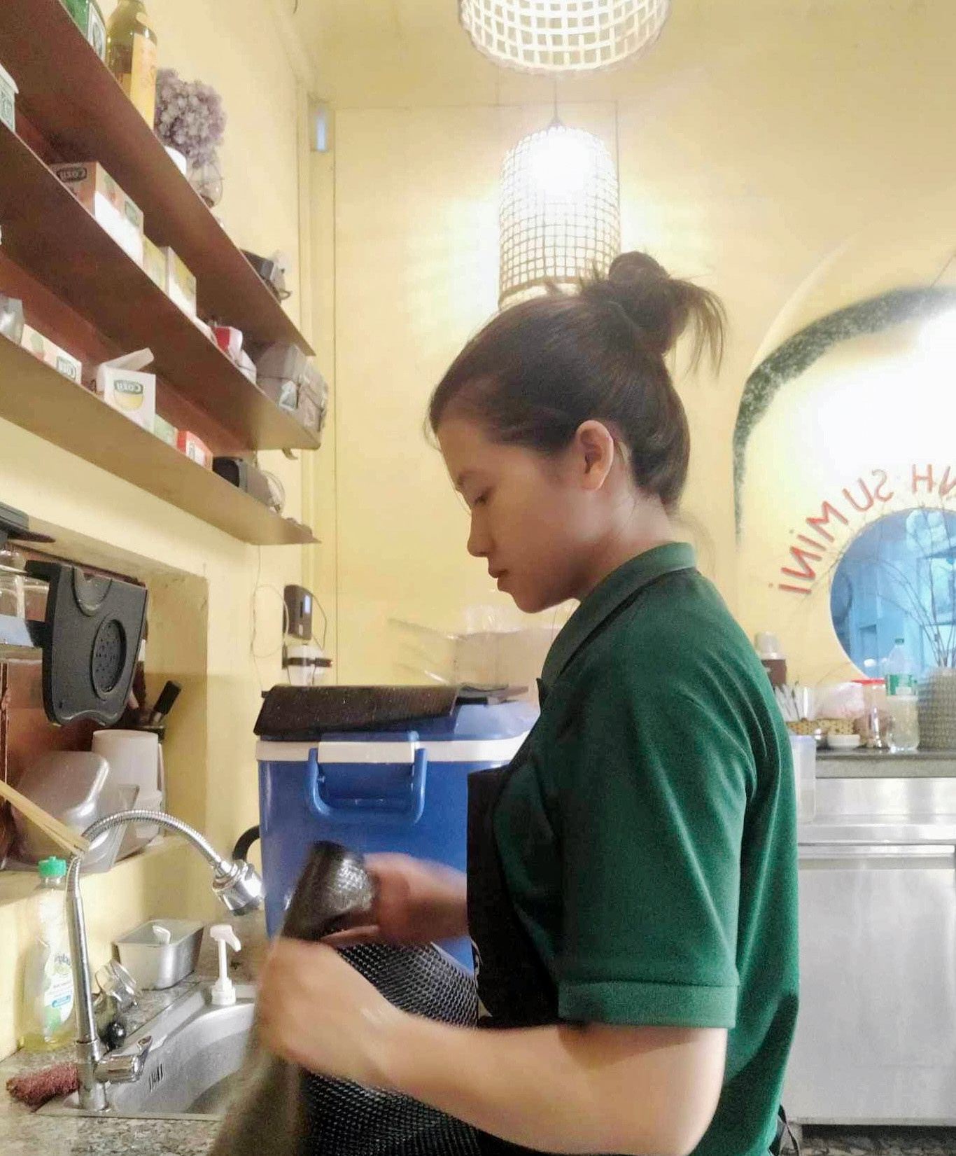 Nữ sinh đang làm phục vụ tại một quán cà phê và bánh tại Huế.