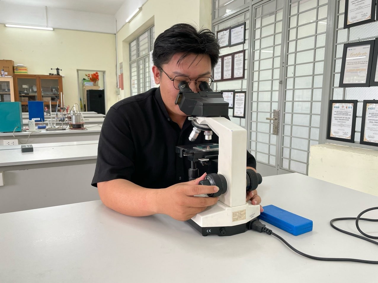 Tân năng nổ trong các hoạt động NCKH và nhận được nhiều giải thưởng danh giá.