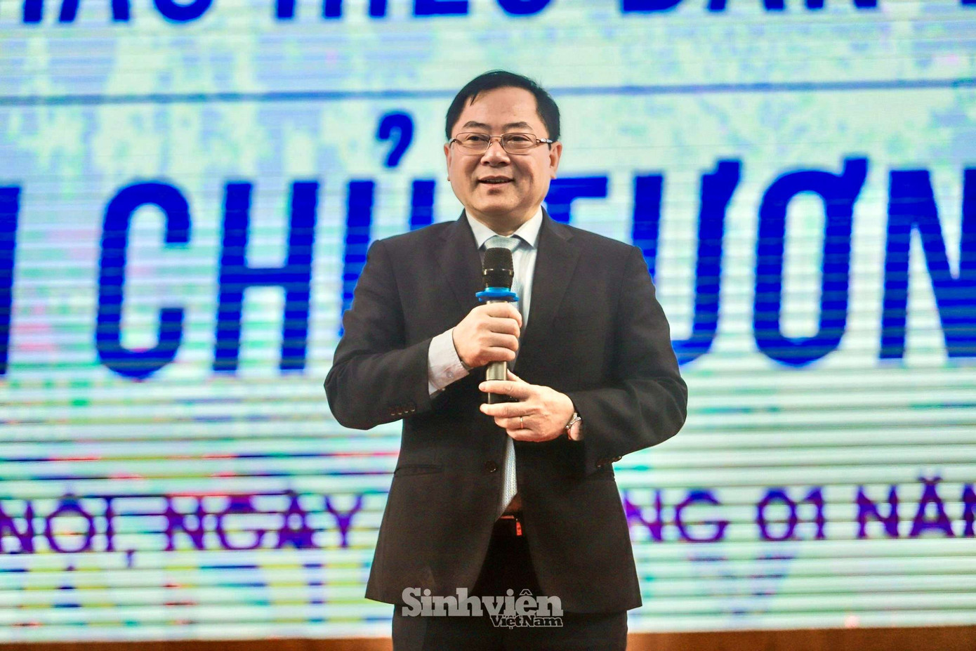 Nhà báo Lê Xuân Sơn phát biểu khai mạc chương trình, giao lưu cùng các tân sinh viên trường Đại học Thương mại. Nhà báo Lê Xuân Sơn phát biểu khai mạc chương trình, giao lưu cùng các tân sinh viên trường Đại học Thương mại.