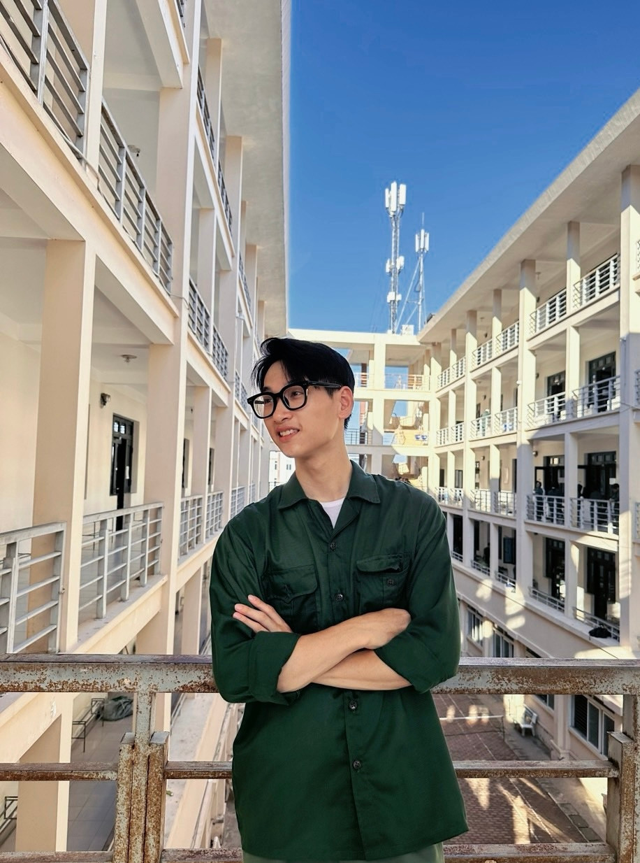 Đào Đức Anh là sinh viên năm cuối của trường Đại học Khoa học Xã hội và Nhân văn, Đại học Quốc gia Hà Nội. Đào Đức Anh là sinh viên năm cuối của trường Đại học Khoa học Xã hội và Nhân văn, Đại học Quốc gia Hà Nội.