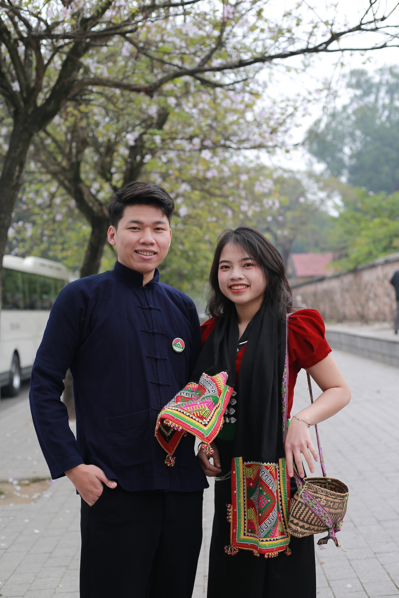 Lò Tuyết Nhung (bên phải) cho biết: Sự thanh tao, mềm mại của hoa ban đã làm cho bức ảnh của chúng tôi trở đẹp đẽ. Lò Tuyết Nhung (bên phải) cho biết: Sự thanh tao, mềm mại của hoa ban đã làm cho bức ảnh của chúng tôi trở đẹp đẽ.