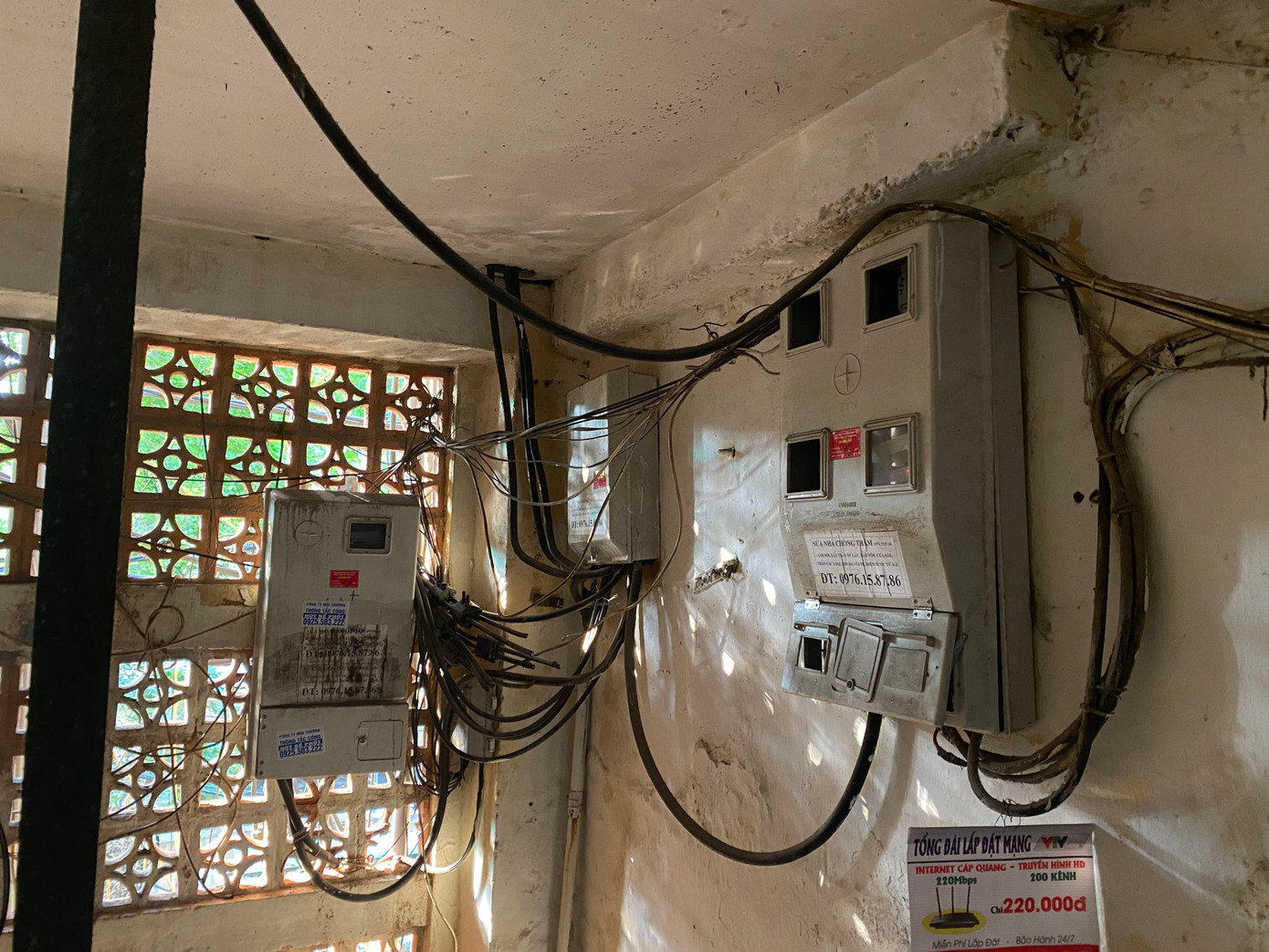 Những ổ điện chằng chịt ở cầu thang của khu tập thể cũ.