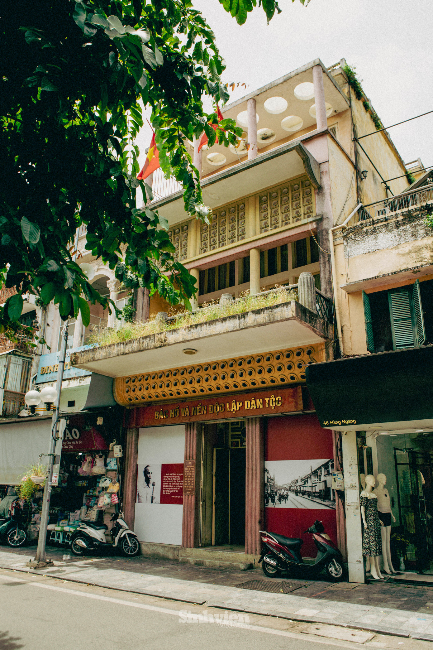 Ngôi nhà có vị trí thuận lợi, nằm giữa khu phố cổ, trung tâm buôn bán sầm uất của đất Hà thành và thông ra hai mặt phố Hàng Ngang và Hàng Cân.