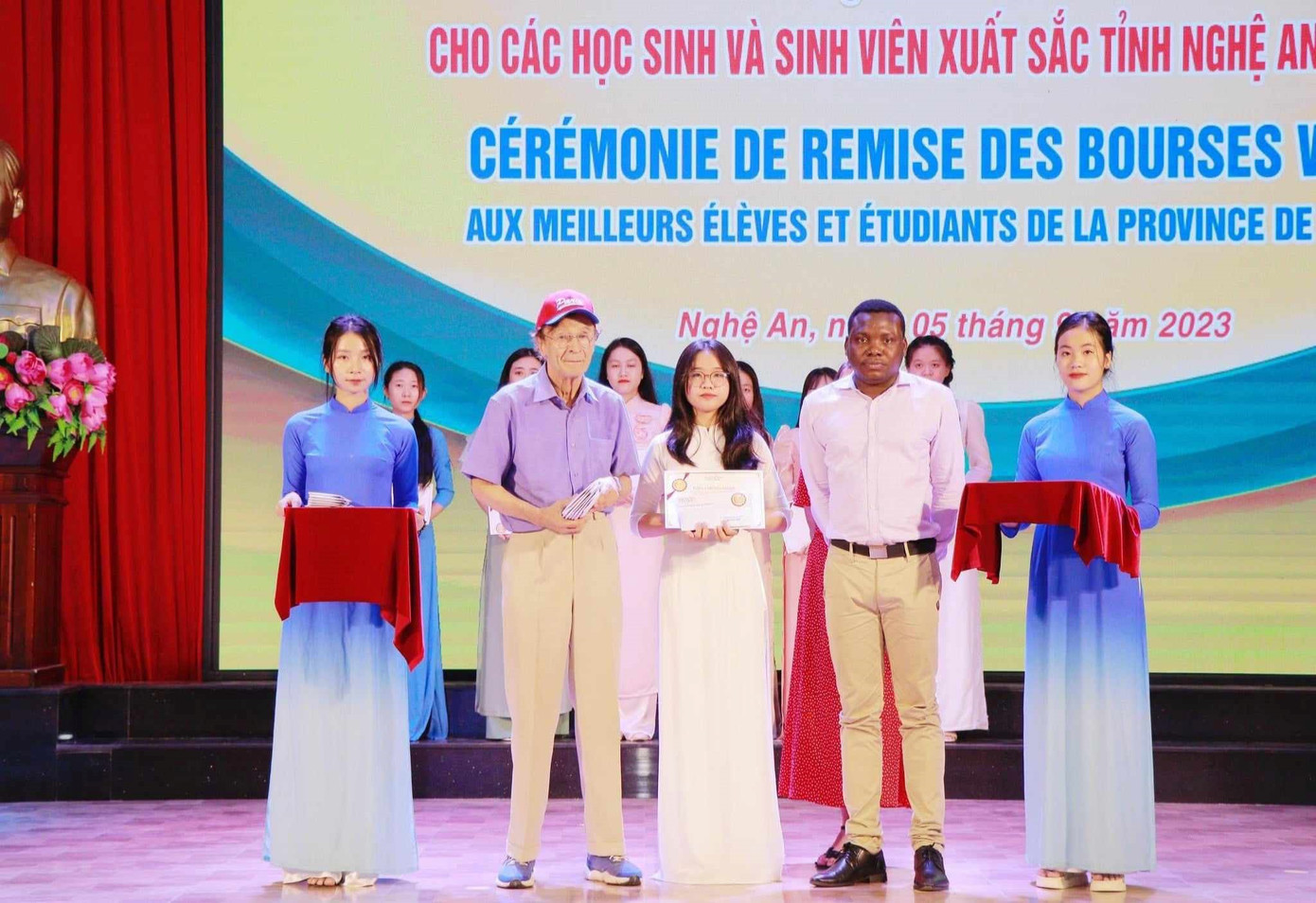 Sương Mai nhận học bổng danh giá Vallet trong năm học 2022 – 2023. Ảnh: NVCC