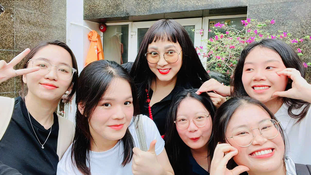 Nhà báo Nguyễn Quỳnh Hoa luôn thân thiện, vui vẻ đồng hành cùng các sinh viên.