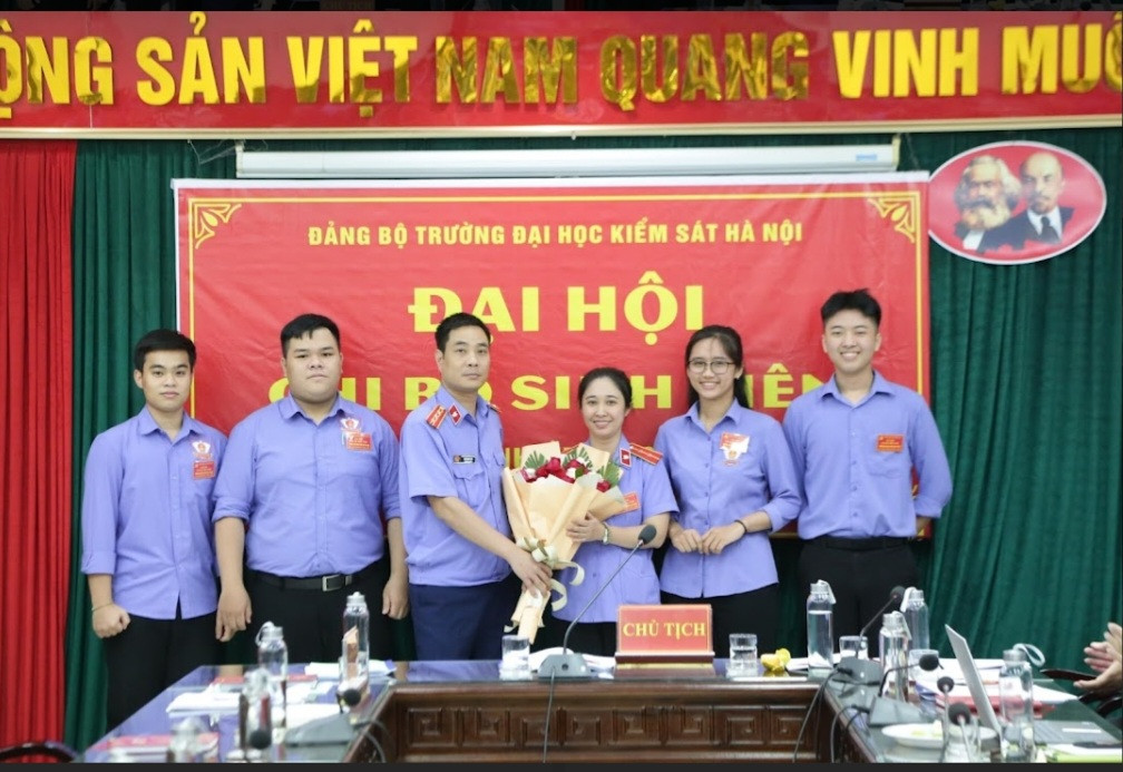 Hiền cùng Chi ủy Chi bộ Sinh viên trường Đại học Kiểm sát Hà Nội.