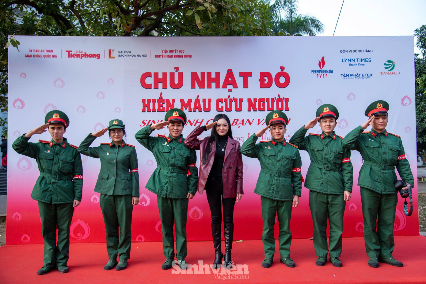 Cù Thị Trà giao lưu cùng các bạn sinh viên Học viện Quân y tại Chủ Nhật Đỏ lần thứ 17.