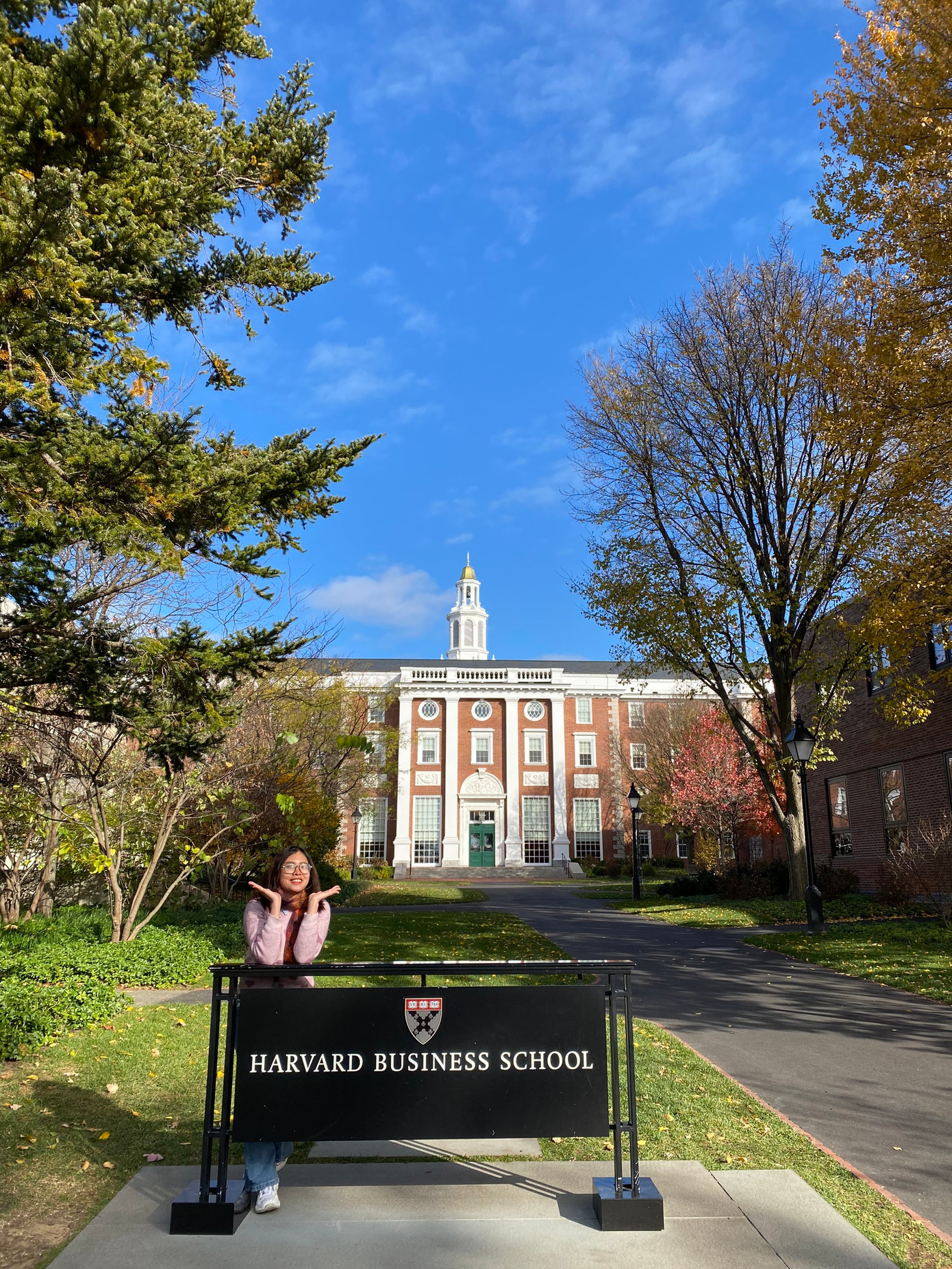 Ngọc Huyền chụp ảnh tại Đại học Harvard danh giá. Ngọc Huyền chụp ảnh tại Đại học Harvard danh giá.