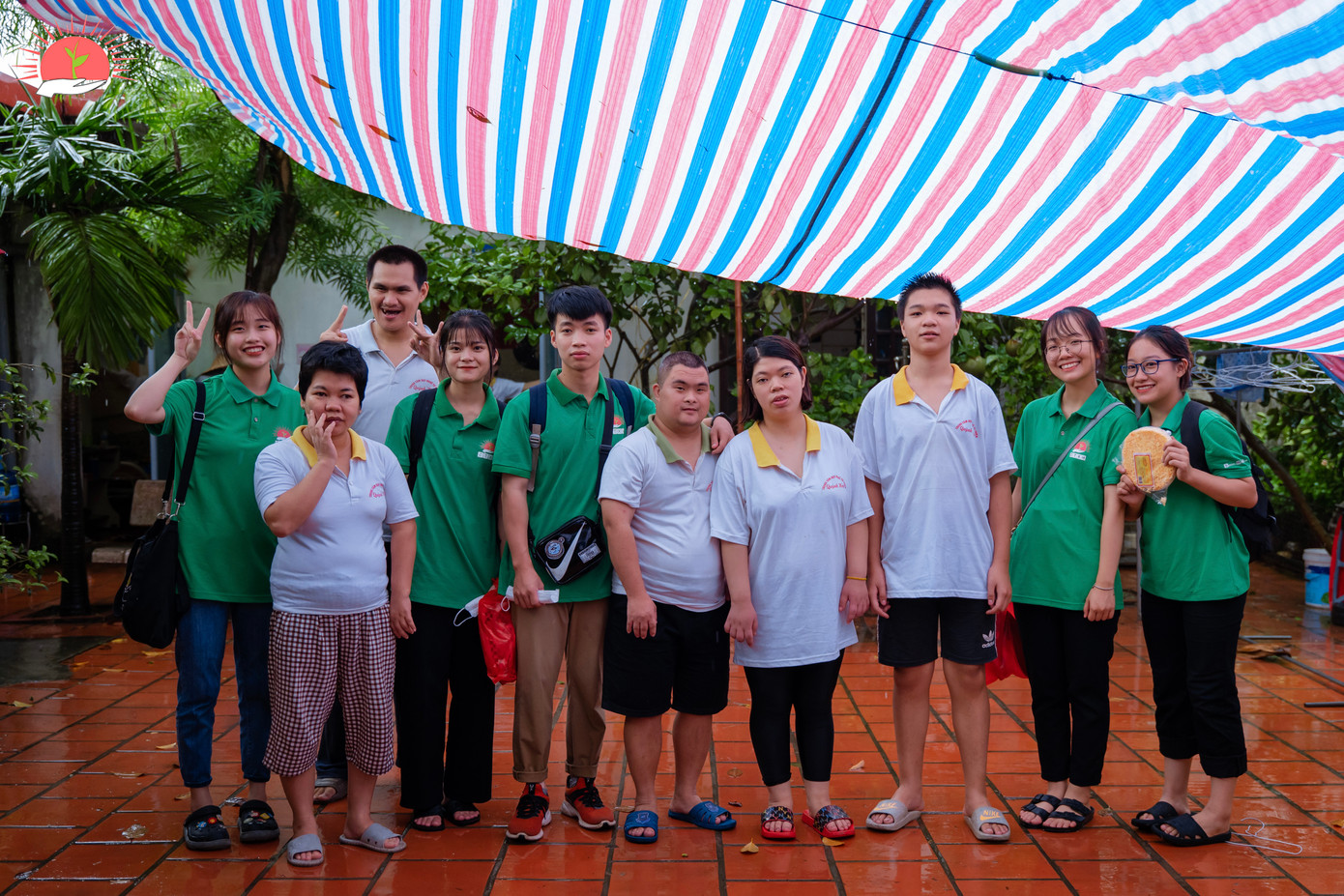 Hạnh trong chương trình "Những ngôi sao rực rỡ" tại Trung tâm dạy nghề Quỳnh Hoa. Hạnh trong chương trình "Những ngôi sao rực rỡ" tại Trung tâm dạy nghề Quỳnh Hoa.