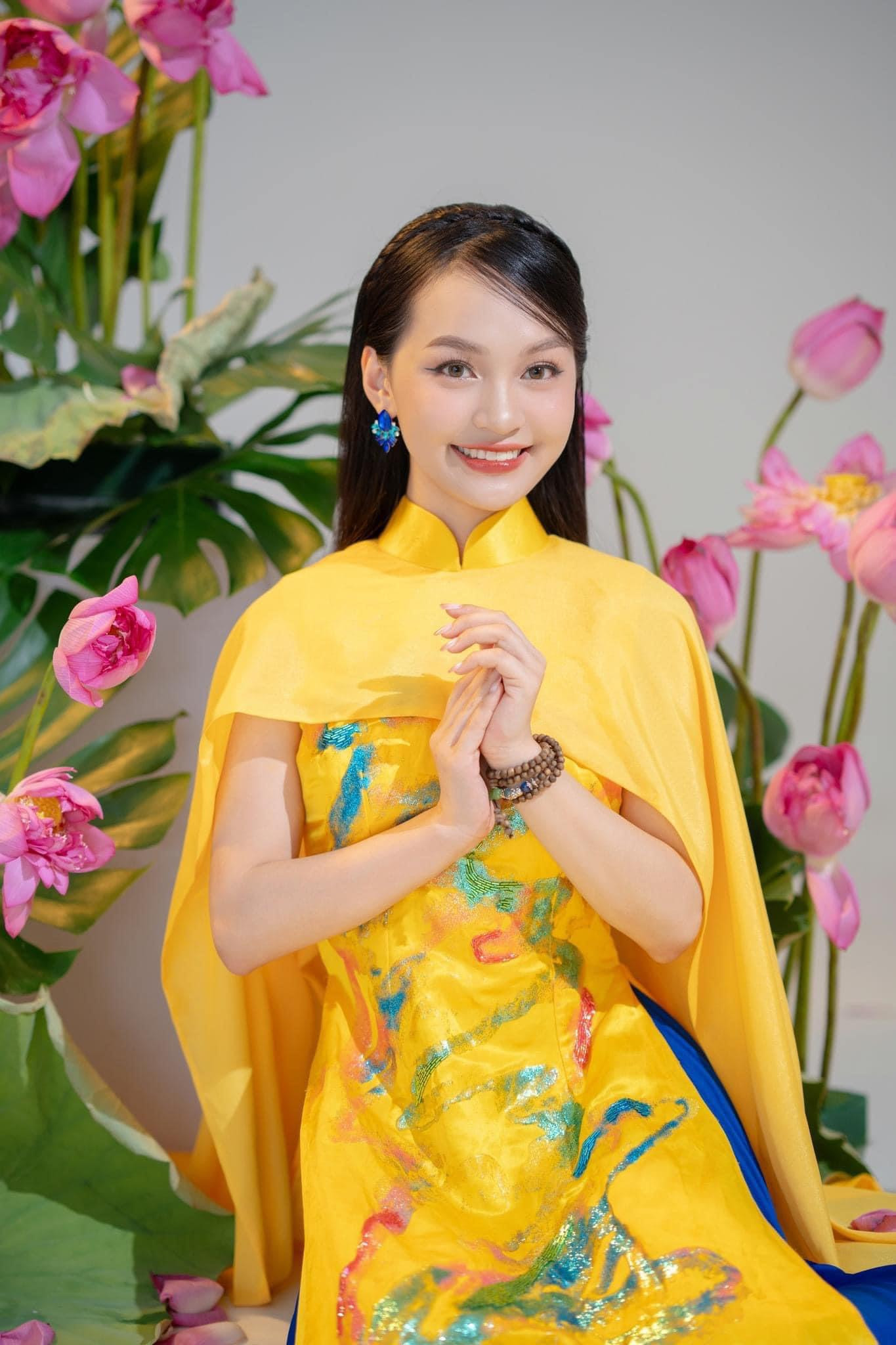 Ca sĩ Minh Ngọc sinh năm 2004, đang là sinh viên Học viện Âm nhạc Quốc gia Việt Nam.