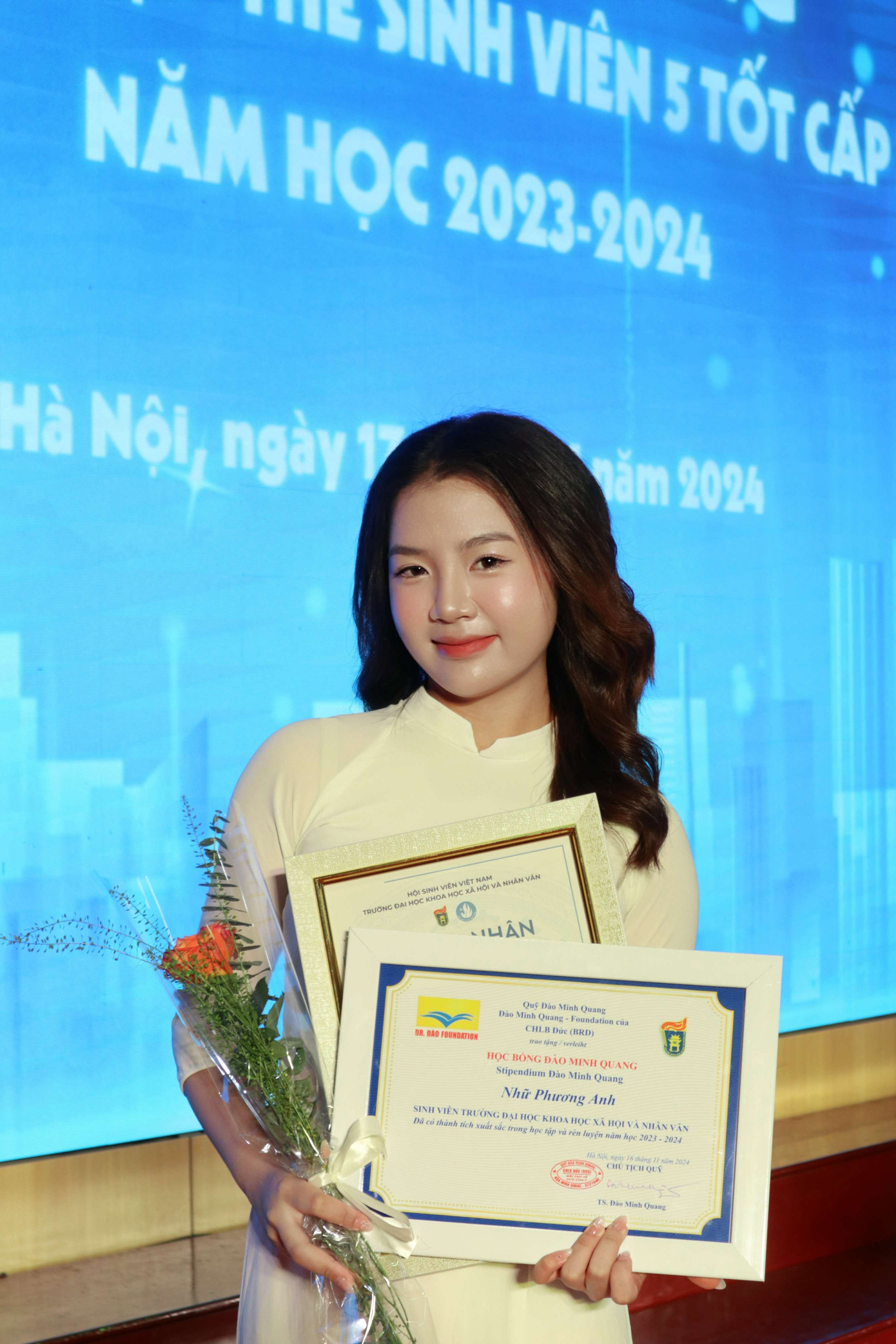 Phương Anh trong buổi lễ trao tặng danh hiệu Sinh viên 5 tốt và nhận học bổng Đào Minh Quang. Phương Anh trong buổi lễ trao tặng danh hiệu Sinh viên 5 tốt và nhận học bổng Đào Minh Quang.