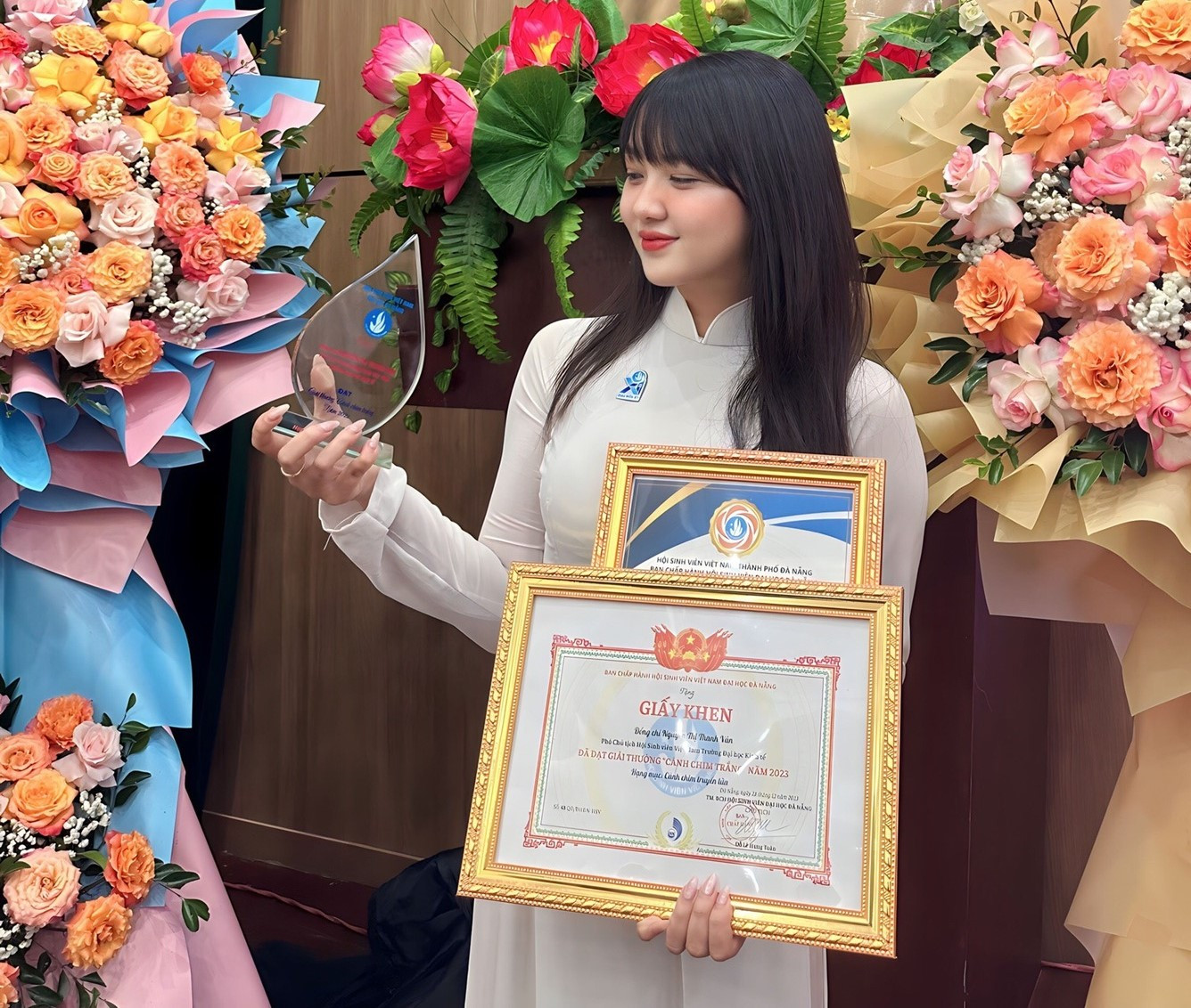 Cánh chim truyền lửa - Thanh Vân. Cánh chim truyền lửa - Thanh Vân.