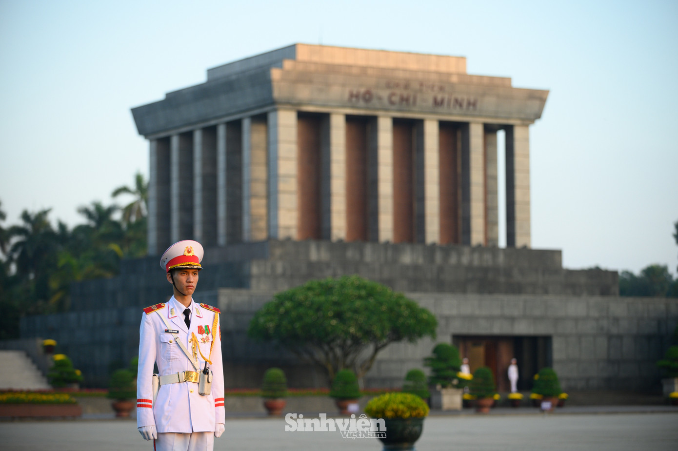 Chiến sĩ tiêu binh nghiêm trang trước Lăng Chủ tịch Hồ Chí Minh.