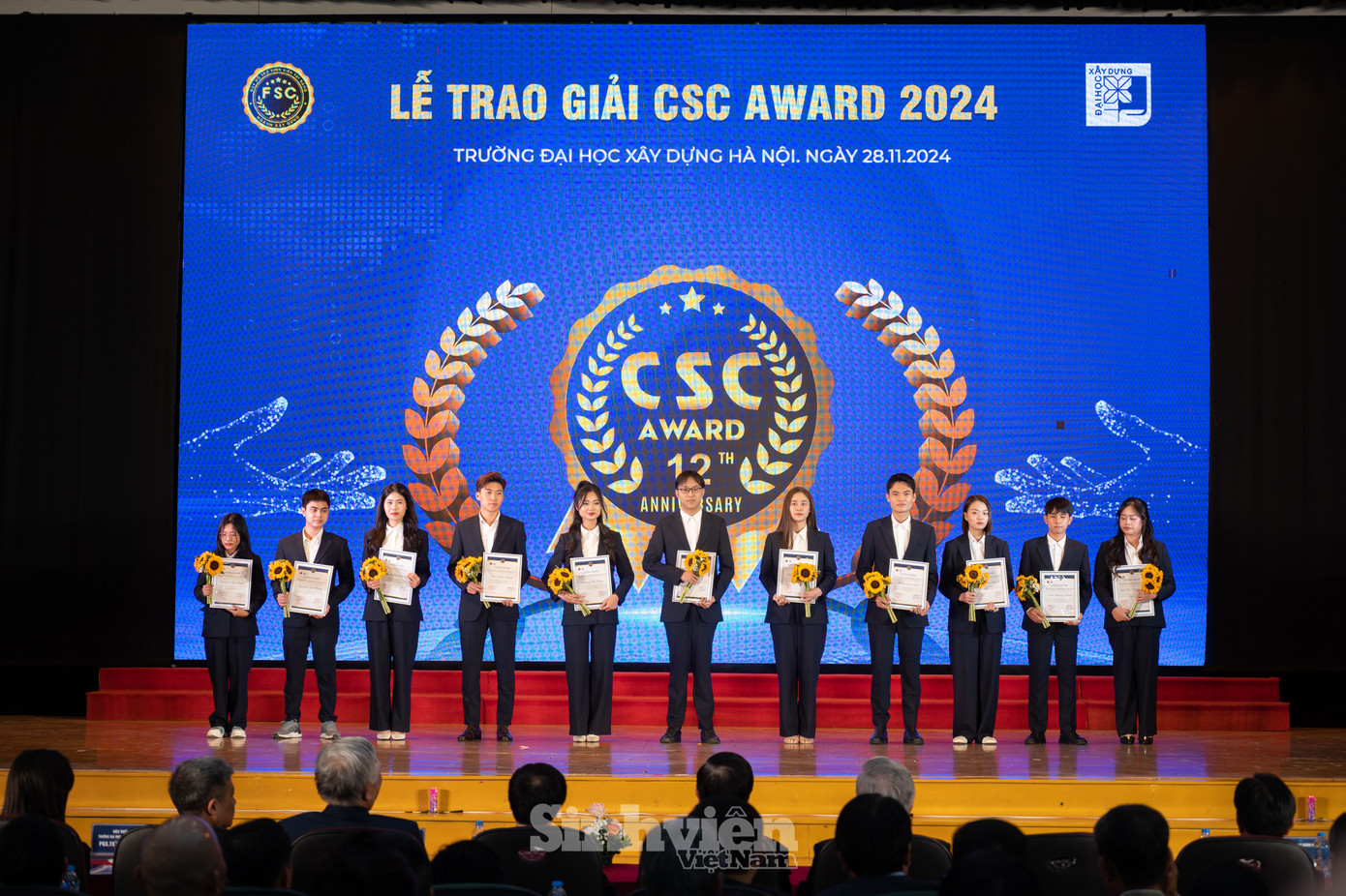 Vượt qua gần 20.000 sinh viên Trường Đại học Xây dựng Hà Nội, 11 sinh viên xuất sắc nhất đến từ các khoa, viện được đề cử giải thưởng CSC Award 2024. Top 11 của CSC Award sẽ được nhận được Giấy chứng nhận và phần thưởng trị giá 5 triệu đồng. Chủ nhân của giải thưởng CSC Award sẽ nhận được phần thưởng trị giá 150 triệu đồng. Vượt qua gần 20.000 sinh viên Trường Đại học Xây dựng Hà Nội, 11 sinh viên xuất sắc nhất đến từ các khoa, viện được đề cử giải thưởng CSC Award 2024. Top 11 của CSC Award sẽ được nhận được Giấy chứng nhận và phần thưởng trị giá 5 triệu đồng. Chủ nhân của giải thưởng CSC Award sẽ nhận được phần thưởng trị giá 150 triệu đồng.