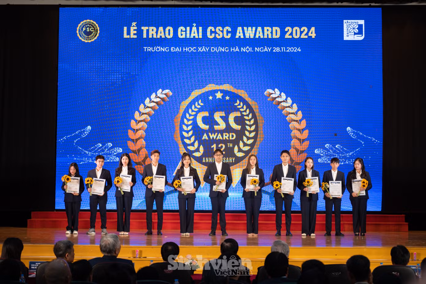 Vượt qua gần 20.000 sinh viên Trường Đại học Xây dựng Hà Nội, 11 sinh viên xuất sắc nhất đến từ các khoa, viện được đề cử giải thưởng CSC Award 2024. Top 11 của CSC Award sẽ được nhận được Giấy chứng nhận và phần thưởng trị giá 5 triệu đồng. Chủ nhân của giải thưởng CSC Award sẽ nhận được phần thưởng trị giá 150 triệu đồng.