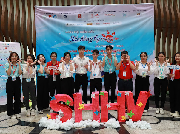 Xuân Phú tham gia chương trình hiến máu tình nguyện Sắc hồng hy vọng.