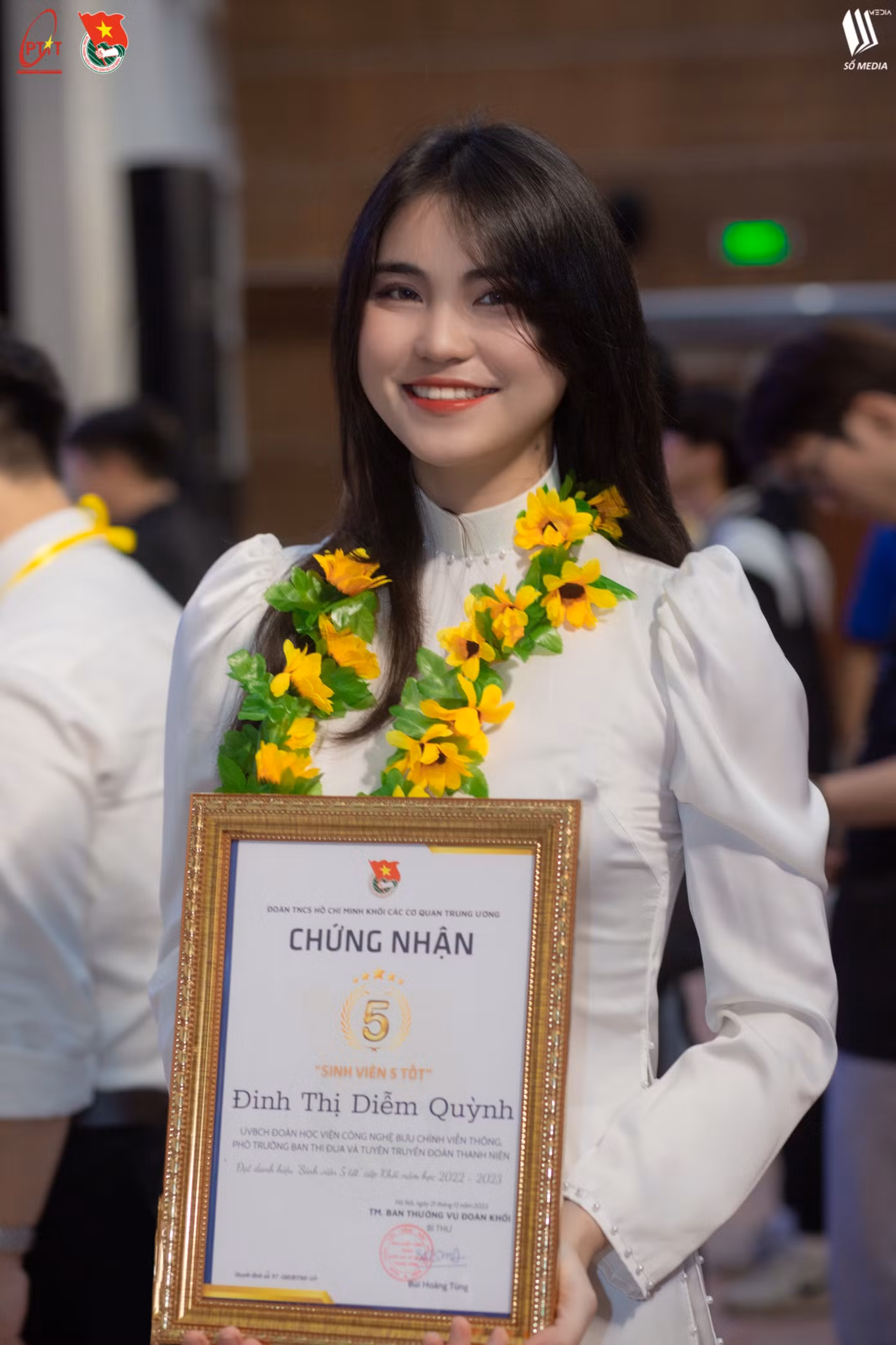 Đinh Thị Diễm Quỳnh (sinh năm 2003) là sinh viên Học viện Công nghệ Bưu chính Viễn thông (PTIT). Đinh Thị Diễm Quỳnh (sinh năm 2003) là sinh viên Học viện Công nghệ Bưu chính Viễn thông (PTIT).